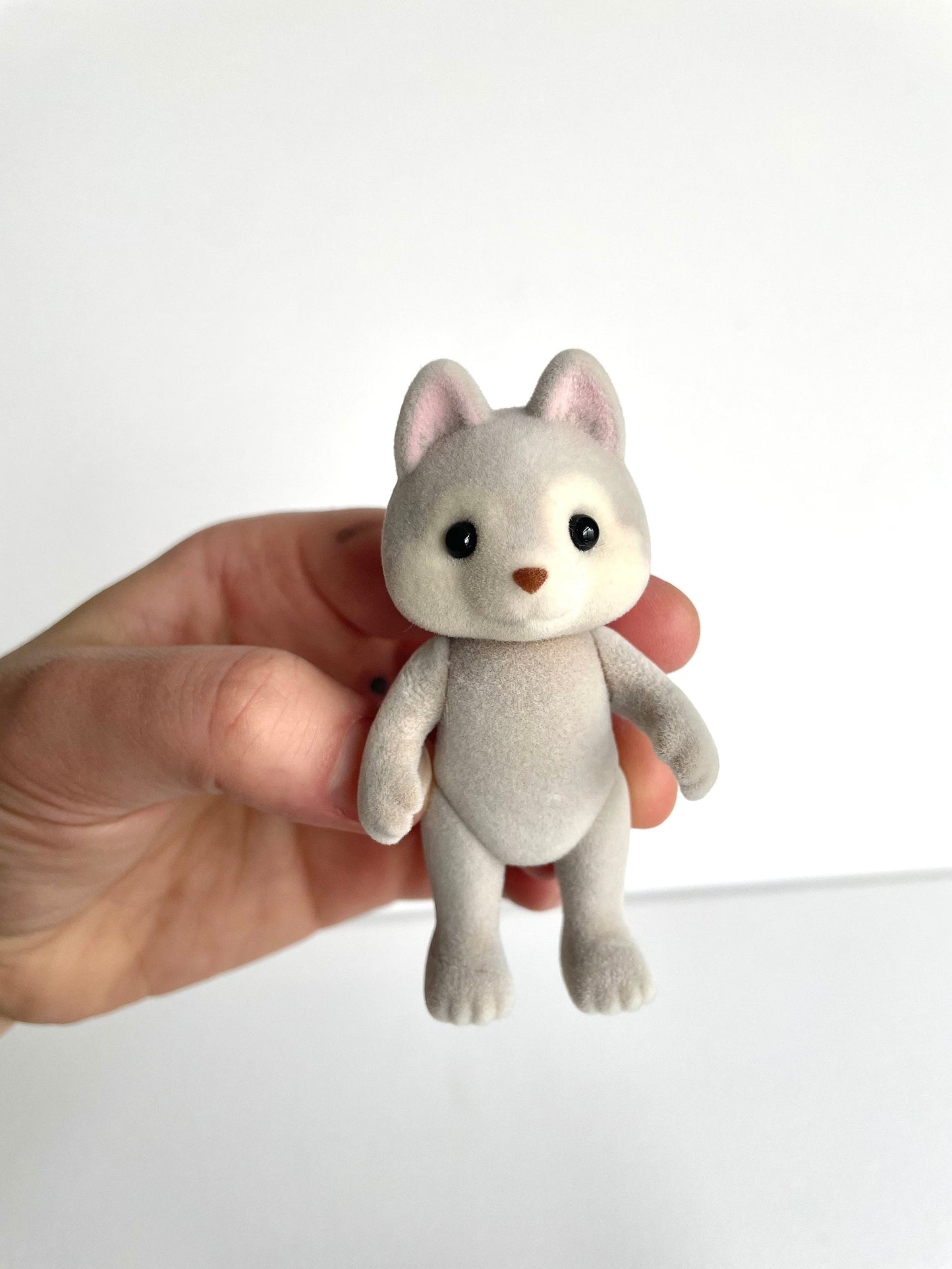 Adult pale grey husky spare critter — brand new Calico Critters / Sylvanian Families figure, naked for customizing or replacement
