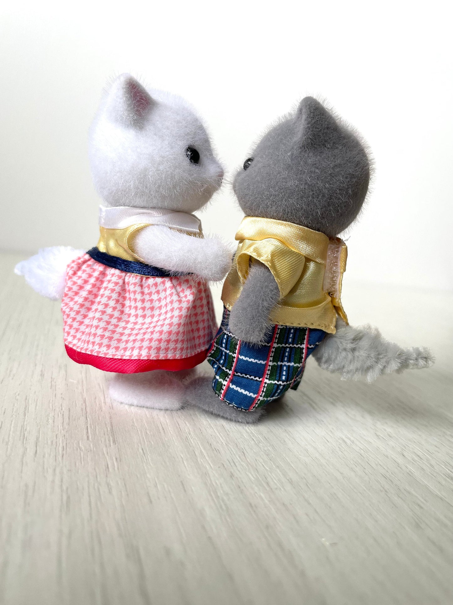 Calico Critters Persian Cat Couple, Matching Yellow Outfits, grey and white kitty figures — Sylvanian Families