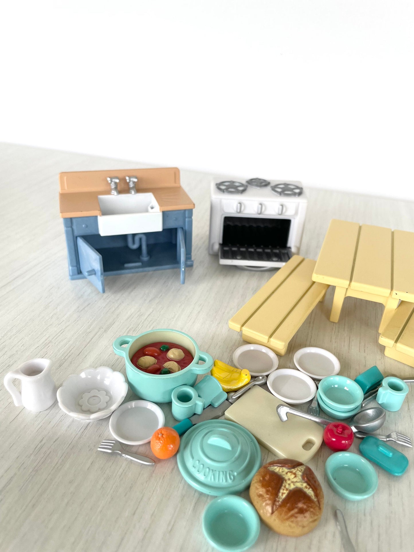 Vintage Rustic Kitchen set condition detail — Sylvanian Families / Calico Critters