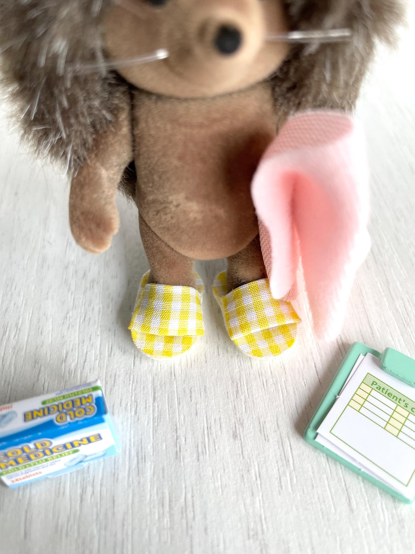 Calico Critters medical equipment, slippers, cold medicine, medical chart, blanket. Sylvanian hospital spare parts, country clinic