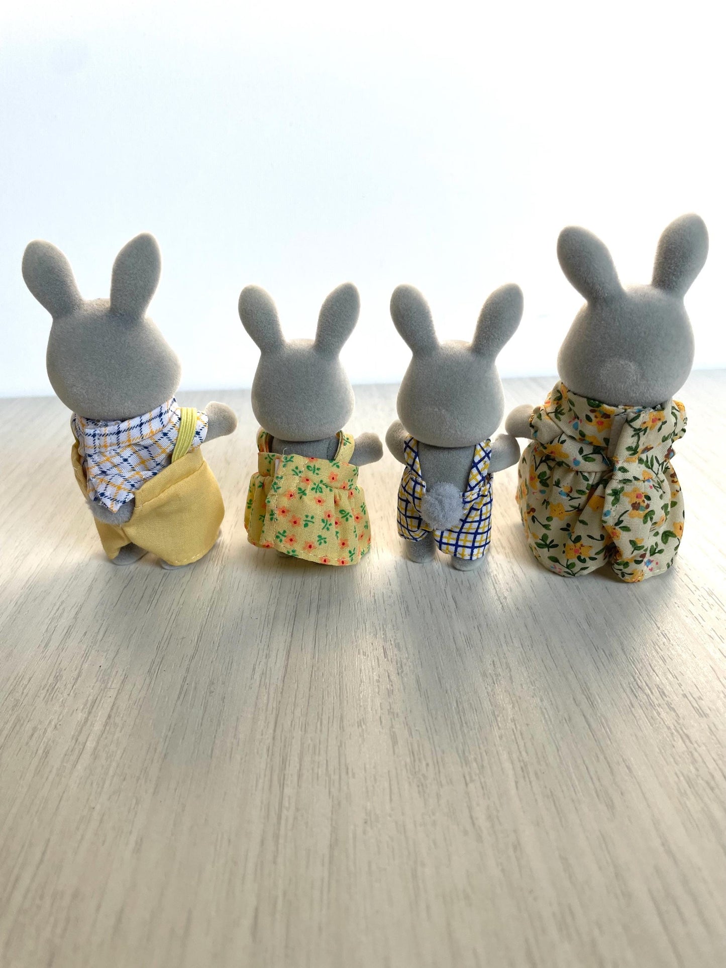 Calico Critters Cottontail Rabbit Family: Gray Bunnies with Original Outfits — Sylvanian Families