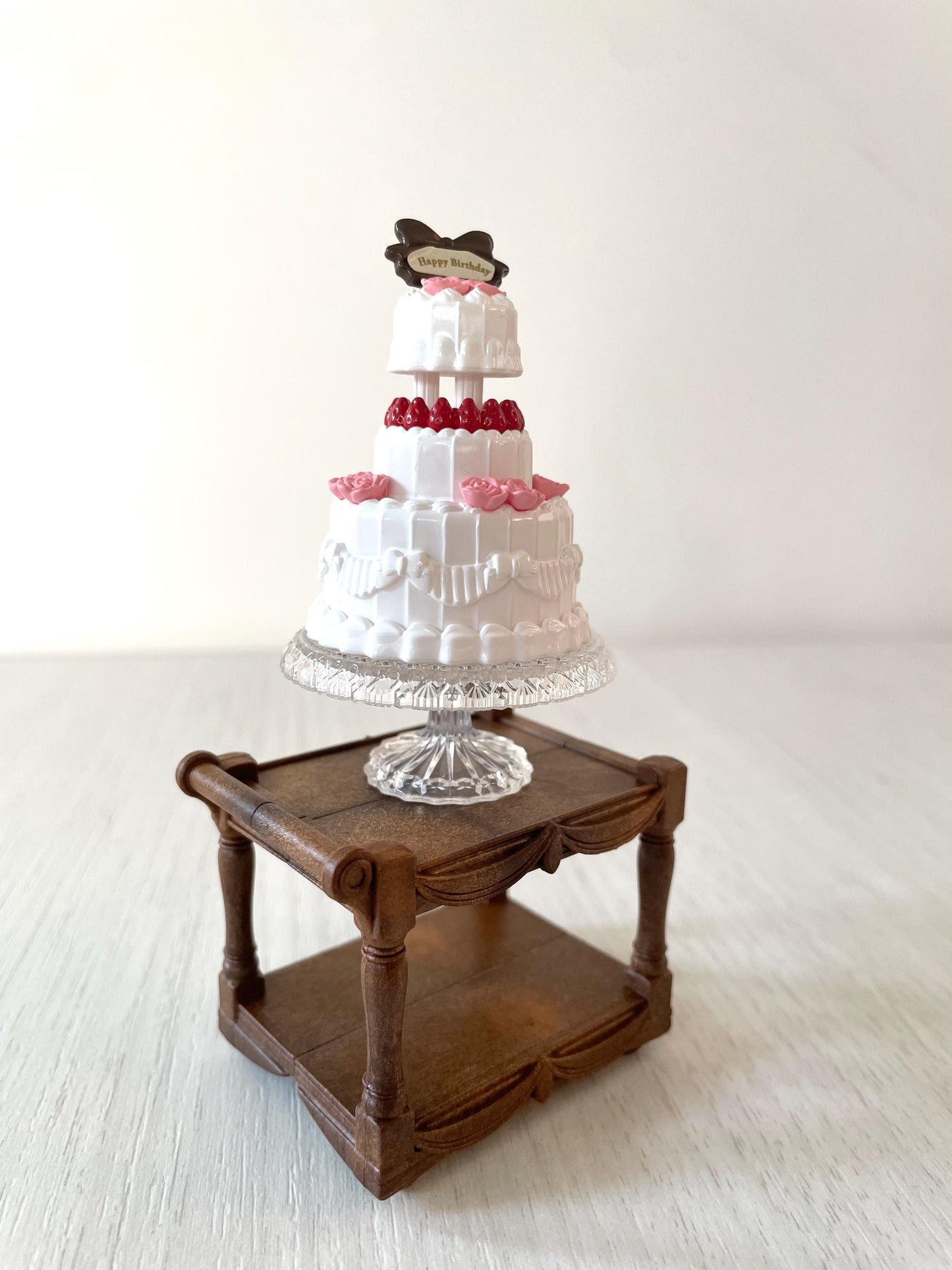 Miniature birthday or wedding cake from Calico Critters dollhouse, food cart with miniature accessories — Sylvanian Families