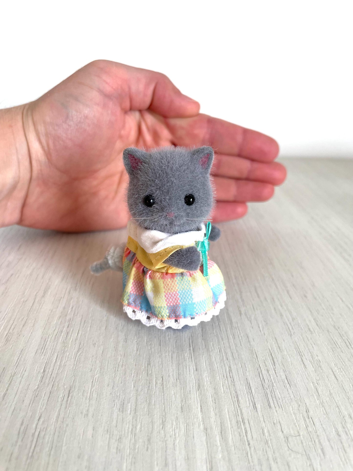 Calico Critters Persian Cat Figurine – Collectible Poseable Toy, grey kitty — Sylvanian Families