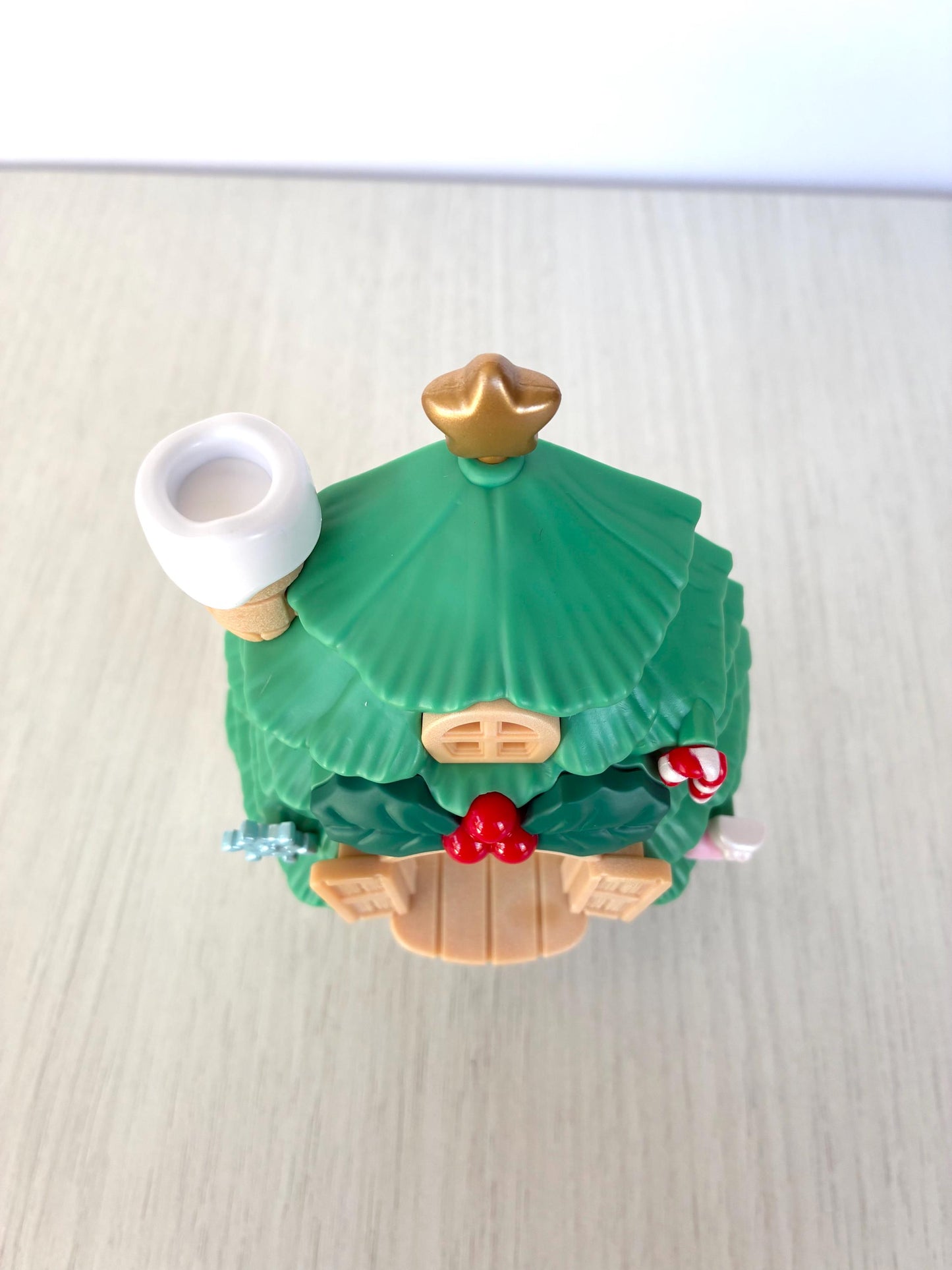 Baby Santa's Christmas Treehouse toy hut — Calico Critters, Sylvanian Families