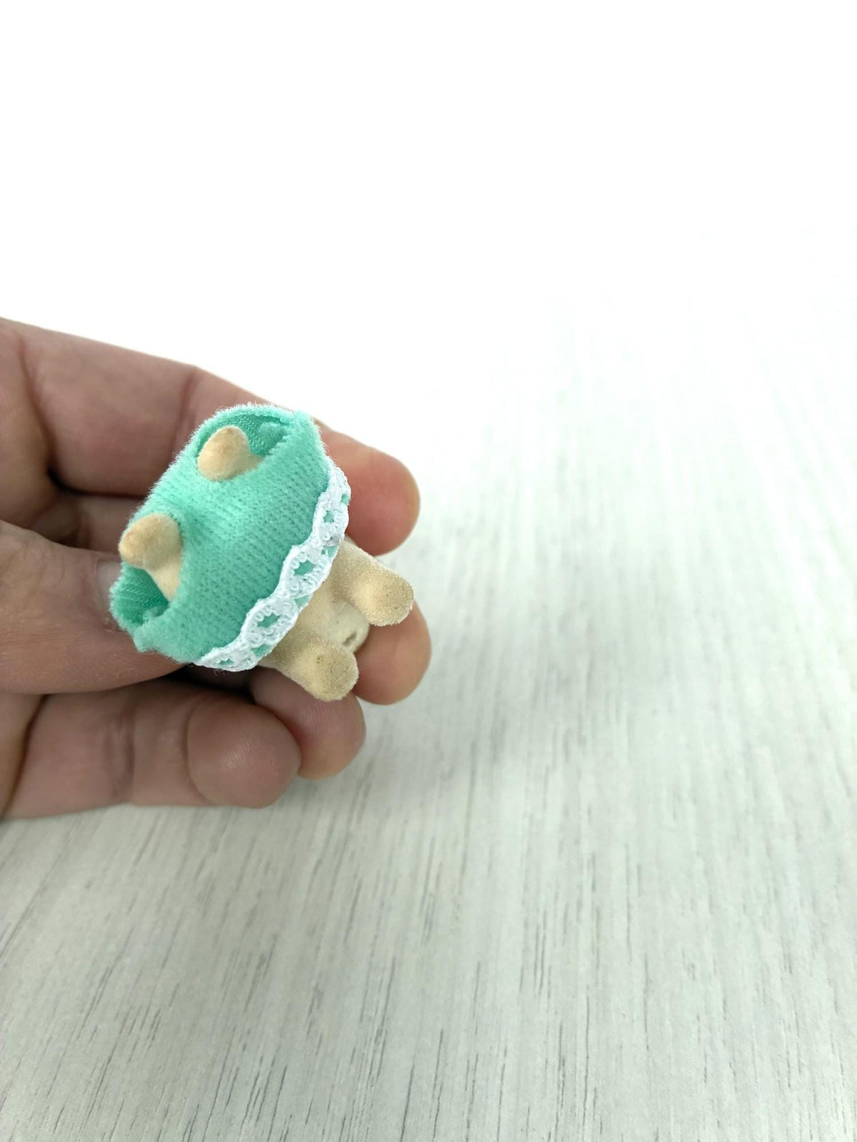 Calico Critters Sylvanian Families cream cat crawling baby underside