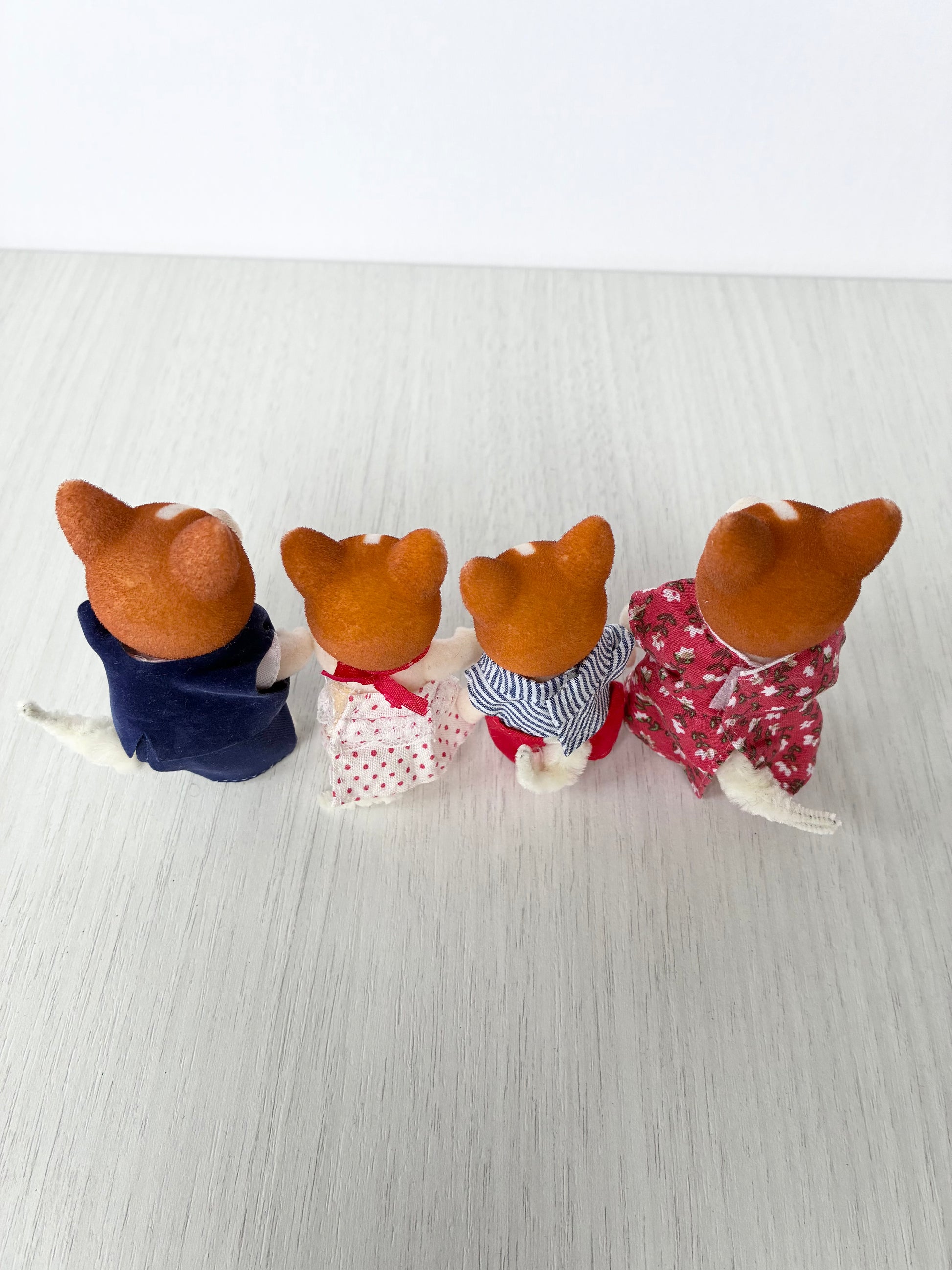 Calico Critters Sylvanian Families corgi family rear view showing foot markings