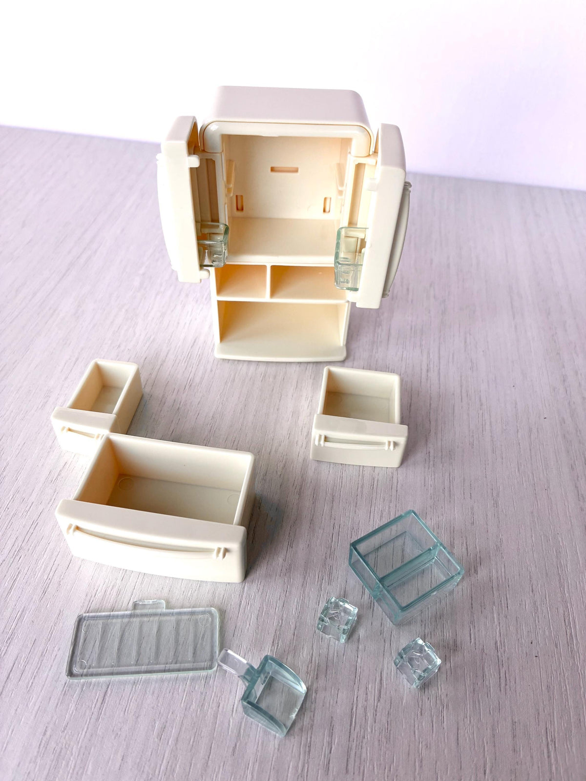 Miniature dollhouse fridge freezer, Calico Critters Kitchen Play Set, Sylvanian Families - all pieces laid out including the clear shelf and ice scoop