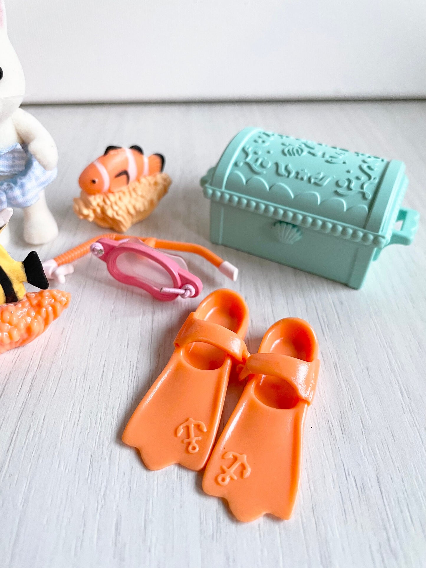 Calico Critters Seaside Treasure Set, snorkle and flippers with Lily Tuxedo Cat — Sylvanian Families