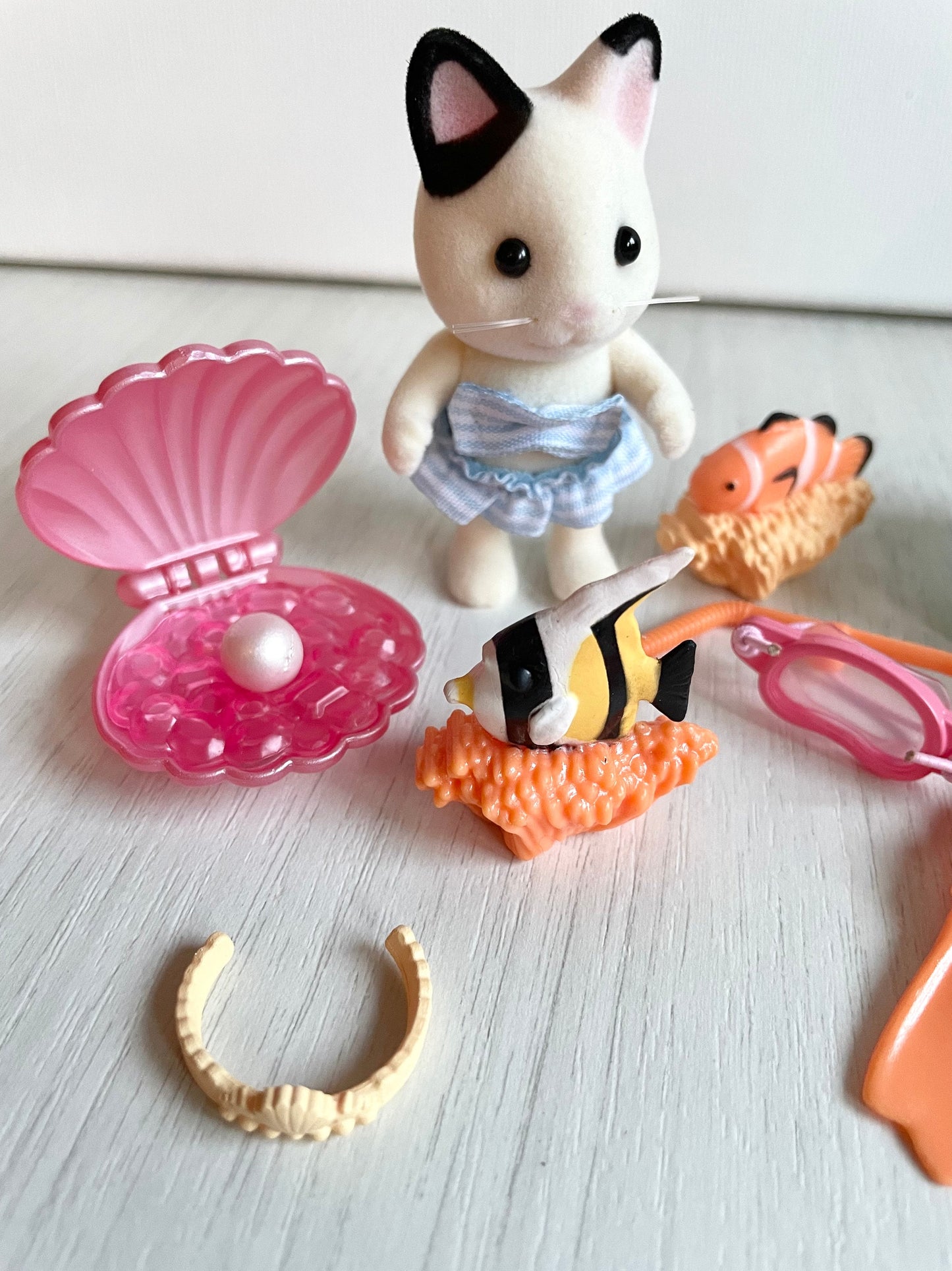 Calico Critters Seaside Treasure Set, snorkle and flippers with Lily Tuxedo Cat — Sylvanian Families