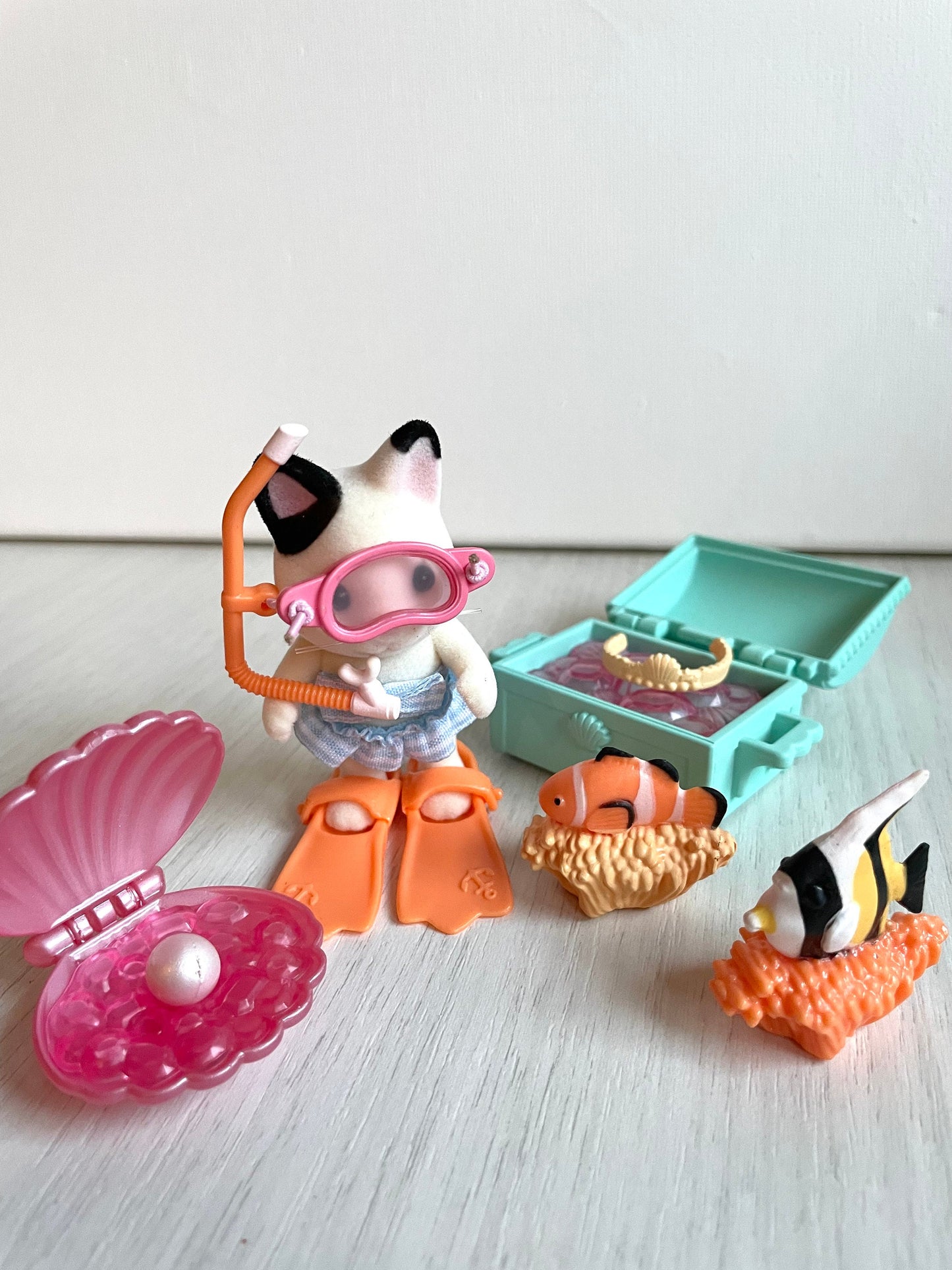 Calico Critters Seaside Treasure Set, snorkle and flippers with Lily Tuxedo Cat — Sylvanian Families