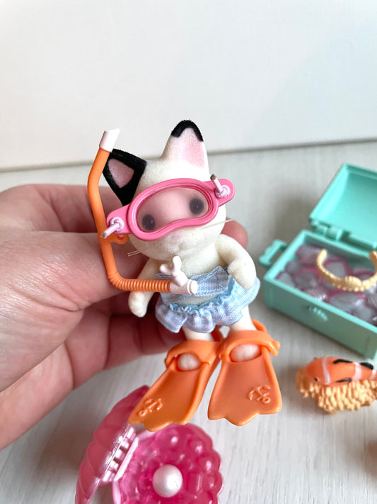 Calico Critters Seaside Treasure Set, snorkle and flippers with Lily Tuxedo Cat — Sylvanian Families