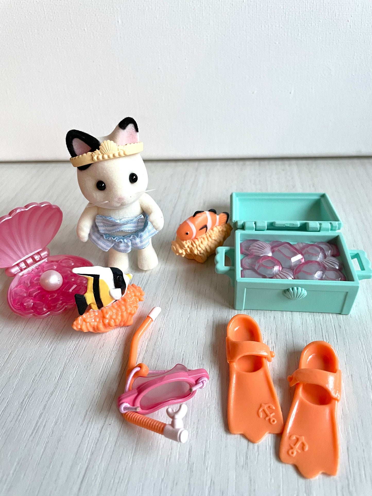 Calico Critters Seaside Treasure Set, snorkle and flippers with Lily Tuxedo Cat — Sylvanian Families