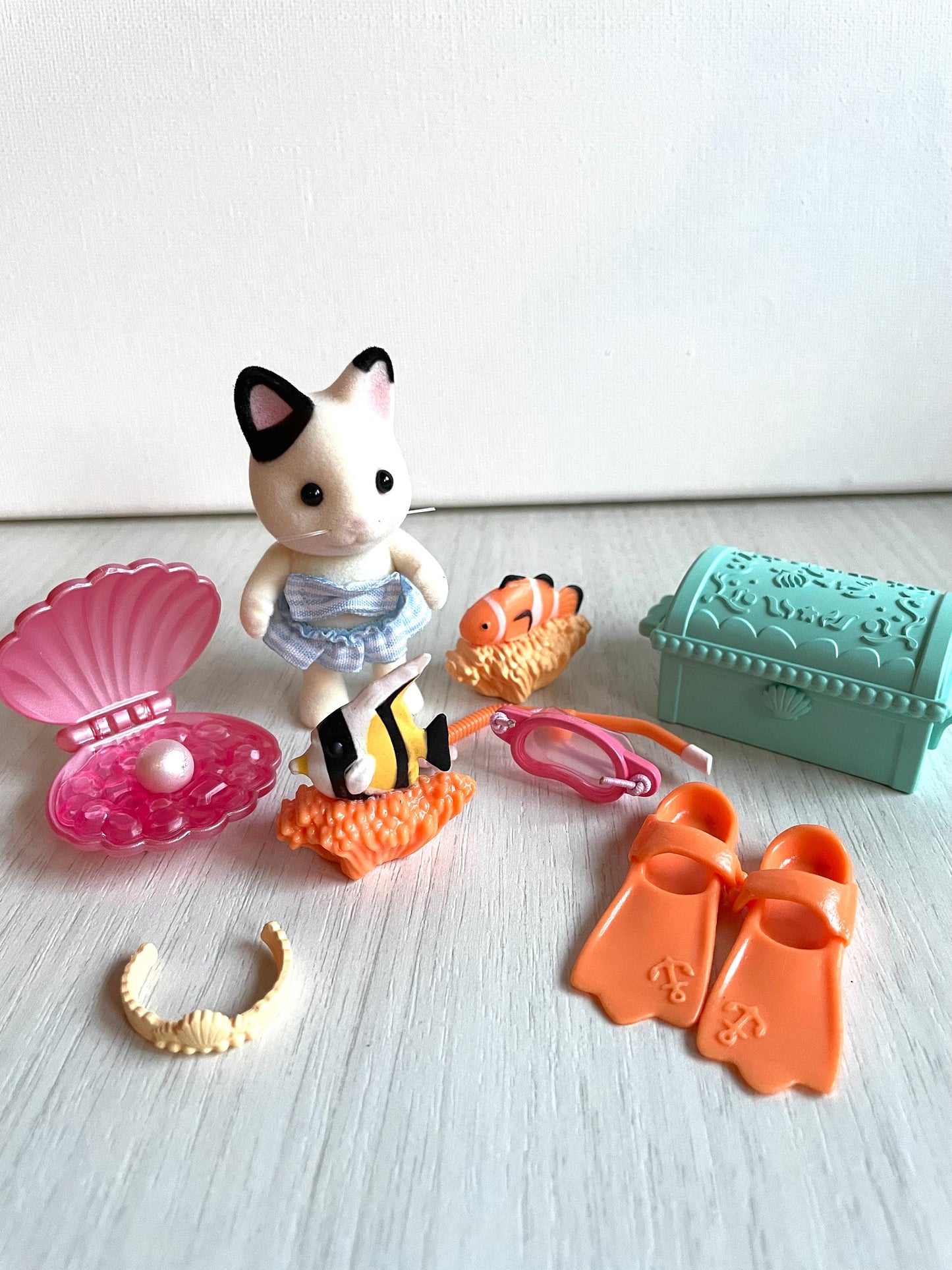 Calico Critters Seaside Treasure Set, snorkle and flippers with Lily Tuxedo Cat — Sylvanian Families