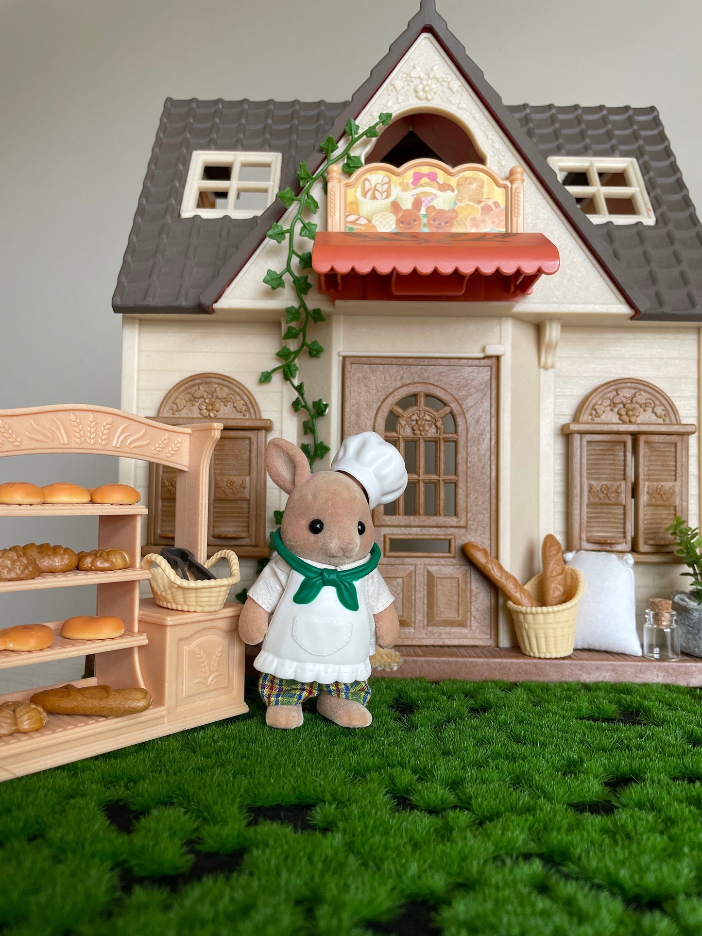 Calico Critters custom bakery interior with miniature baked goods — Sylvanian Families
