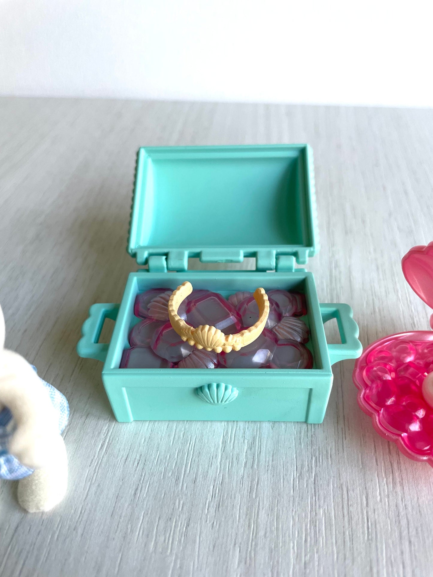 Calico Critters Seaside Treasure Set spares, pearl clamshell Lily Tuxedo Cat — Sylvanian Families