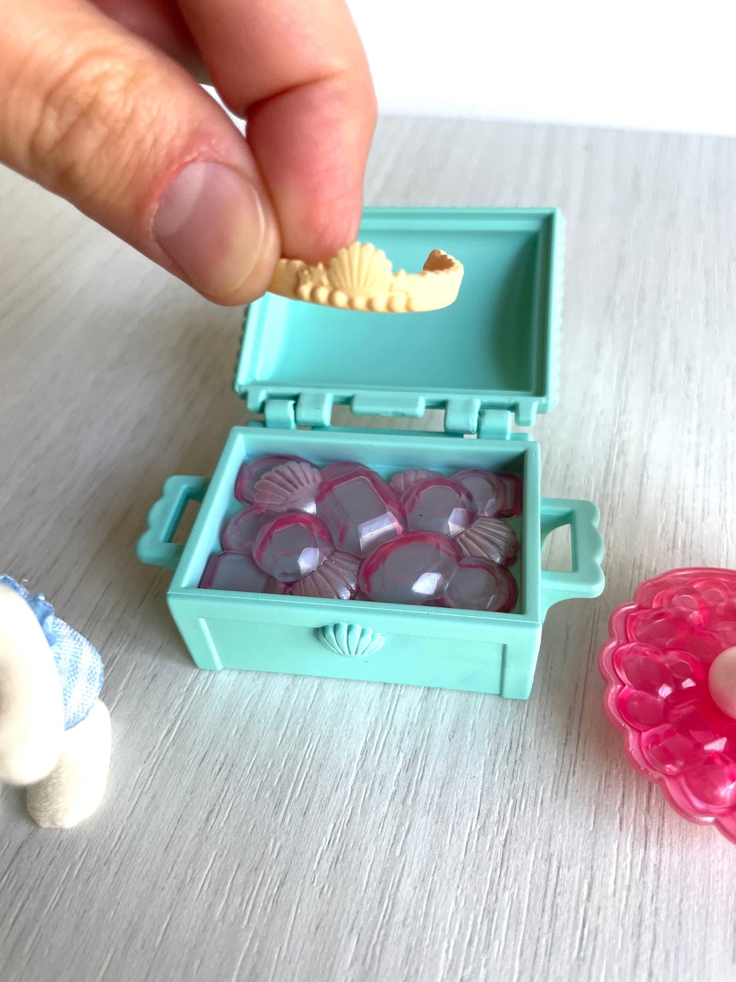 Calico Critters Seaside Treasure Set spares, pearl clamshell Lily Tuxedo Cat — Sylvanian Families