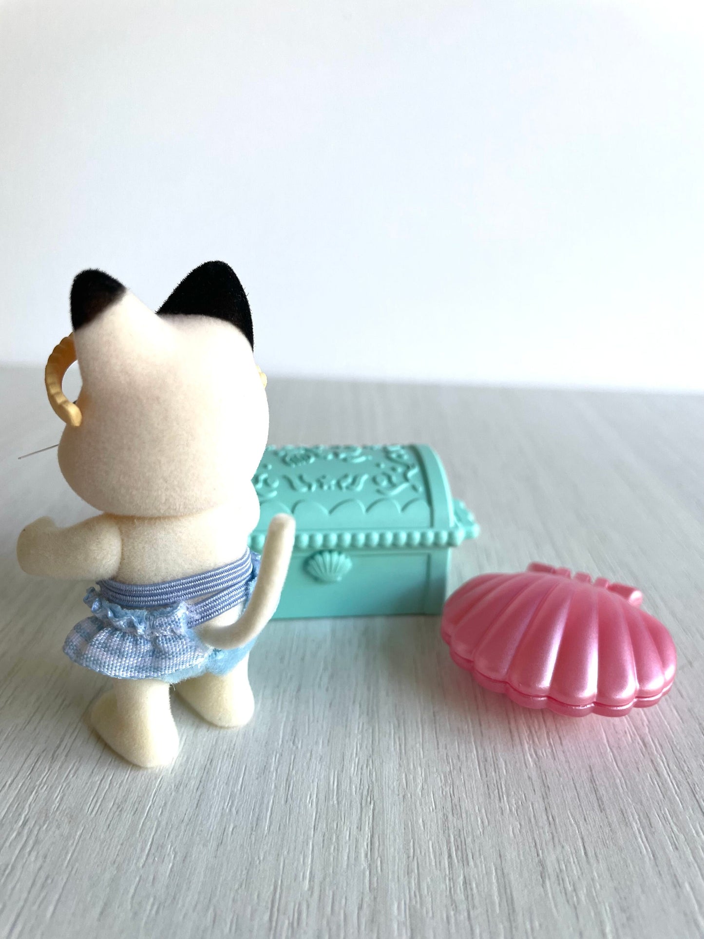 Calico Critters Seaside Treasure Set spares, pearl clamshell Lily Tuxedo Cat — Sylvanian Families