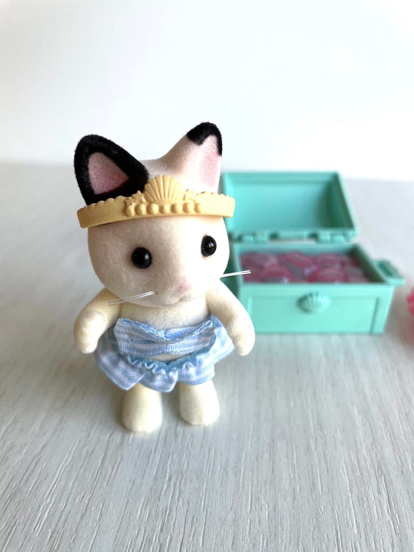 Calico Critters Seaside Treasure Set spares, pearl clamshell Lily Tuxedo Cat — Sylvanian Families