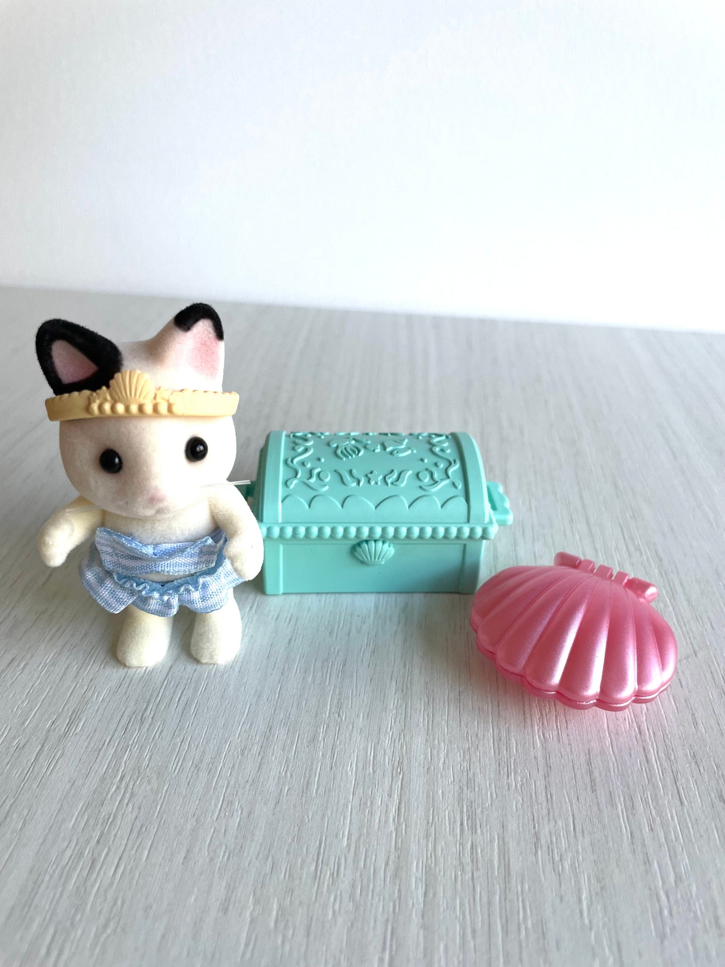Calico Critters Seaside Treasure Set spares, pearl clamshell Lily Tuxedo Cat — Sylvanian Families