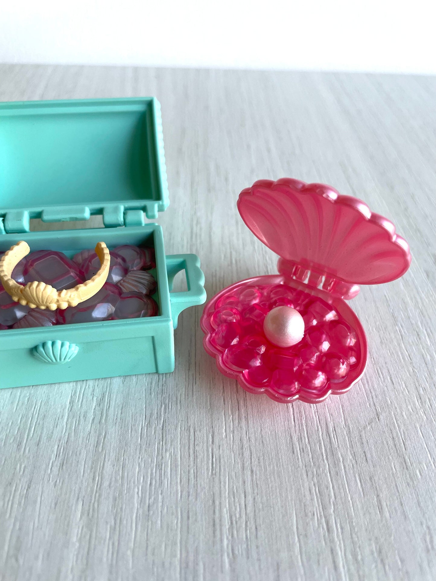 Calico Critters Seaside Treasure Set spares, pearl clamshell Lily Tuxedo Cat — Sylvanian Families