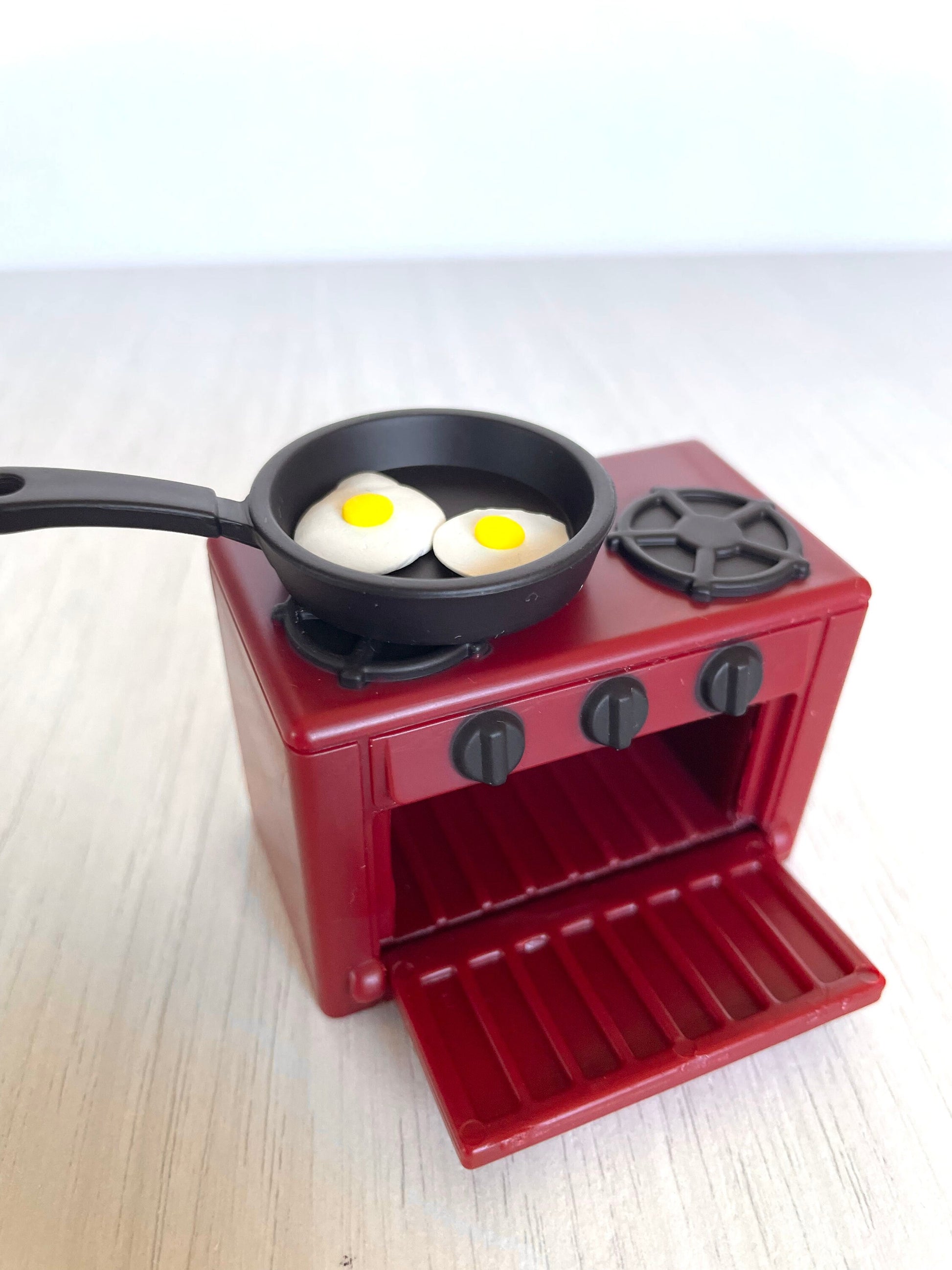 Calico Critters stove and oven with frying pan and fried egg, Sylvanian Families stovetop