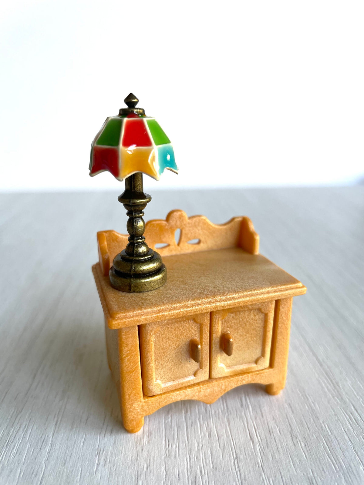 Miniature tiffany lamp with bronze base and colorful lampshade. Rabbit for scale, not included., photo 3 — Calico Critters / Sylvanian Families
