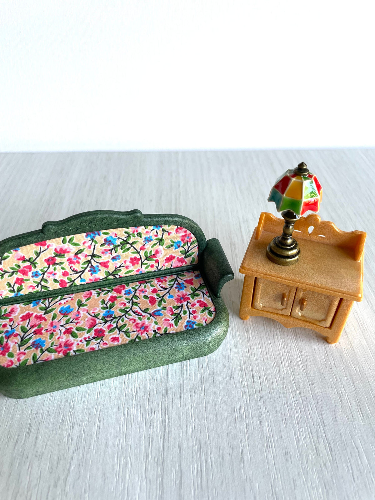 Miniature tiffany lamp with bronze base and colorful lampshade. Rabbit for scale, not included., photo 9 — Calico Critters / Sylvanian Families