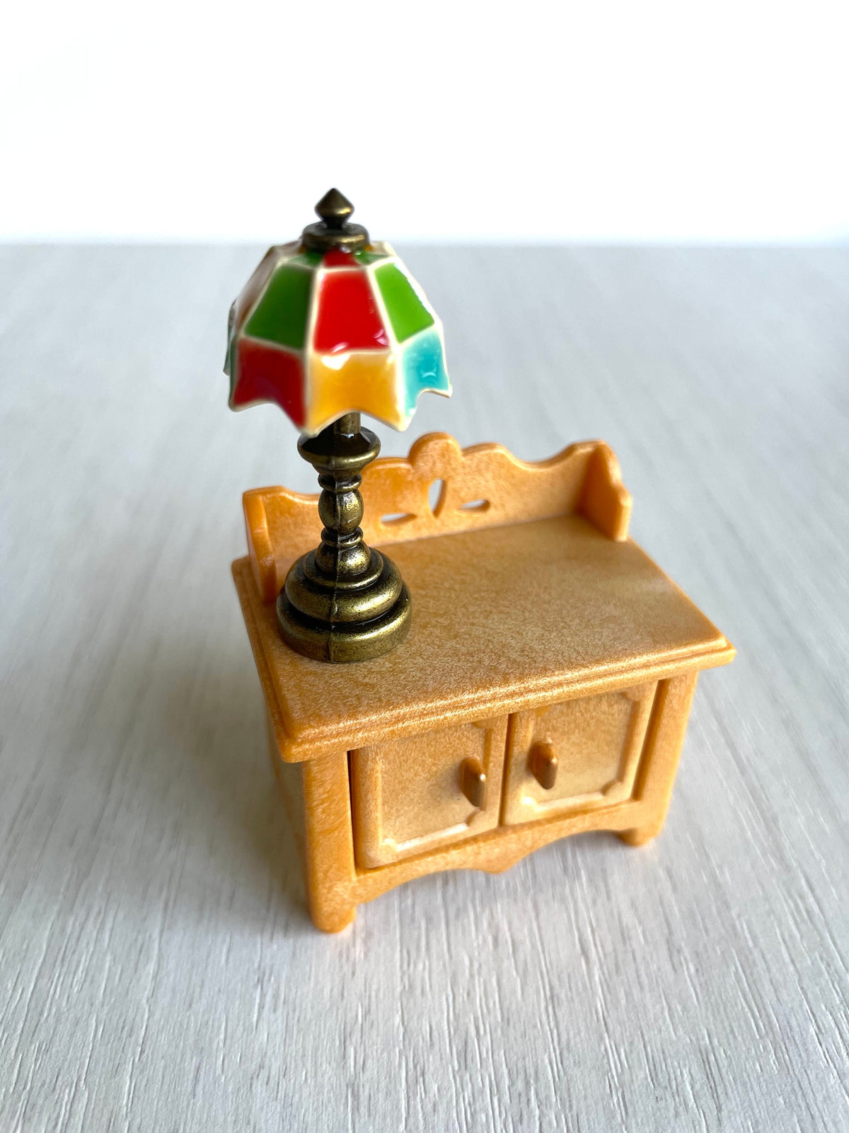 Miniature tiffany lamp with bronze base and colorful lampshade. Rabbit for scale, not included., photo 5 — Calico Critters / Sylvanian Families