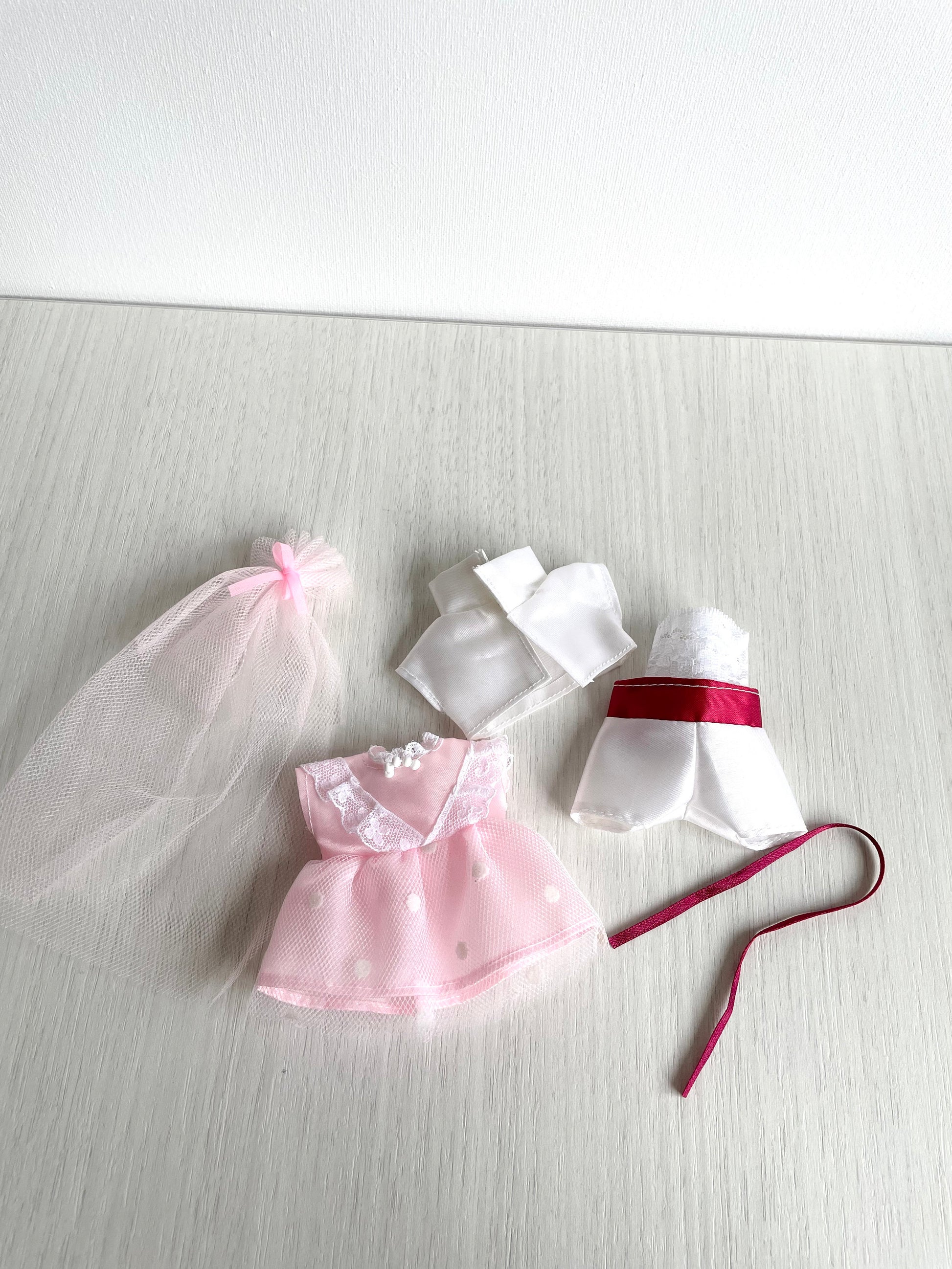 Vintage Sylvanian Families Timbertop bride and groom bears full view — Calico Critters