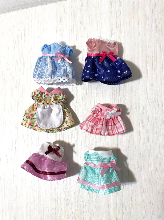 Calico critters spare clothes, extra outfits and dresses for sylvanian families. Pick one new clothing item options for adult and child critter.