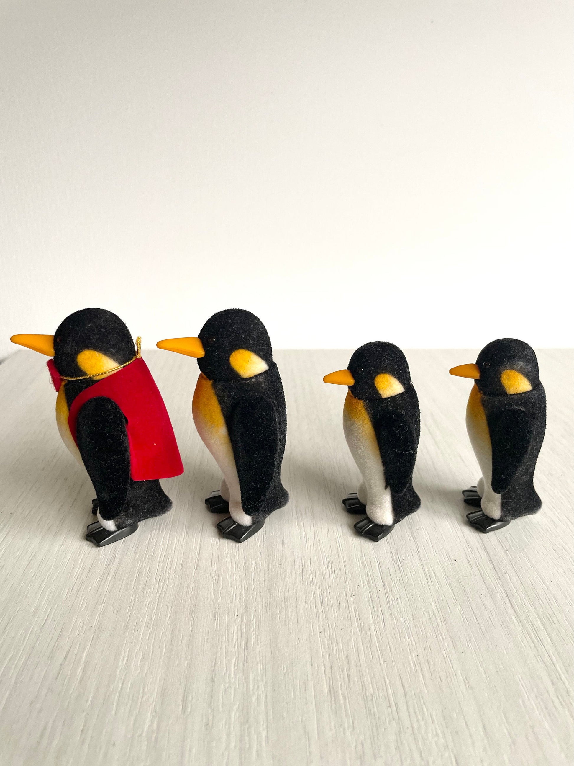 Vintage penguin family figurines — Sylvanian Families / Calico Critters