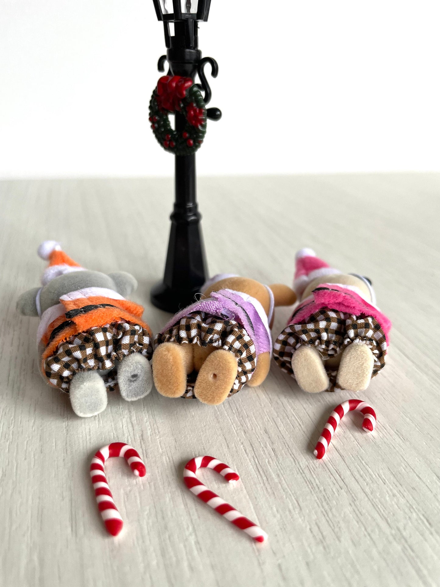 Lamp post with Christmas wreath — Calico Critters / Sylvanian Families