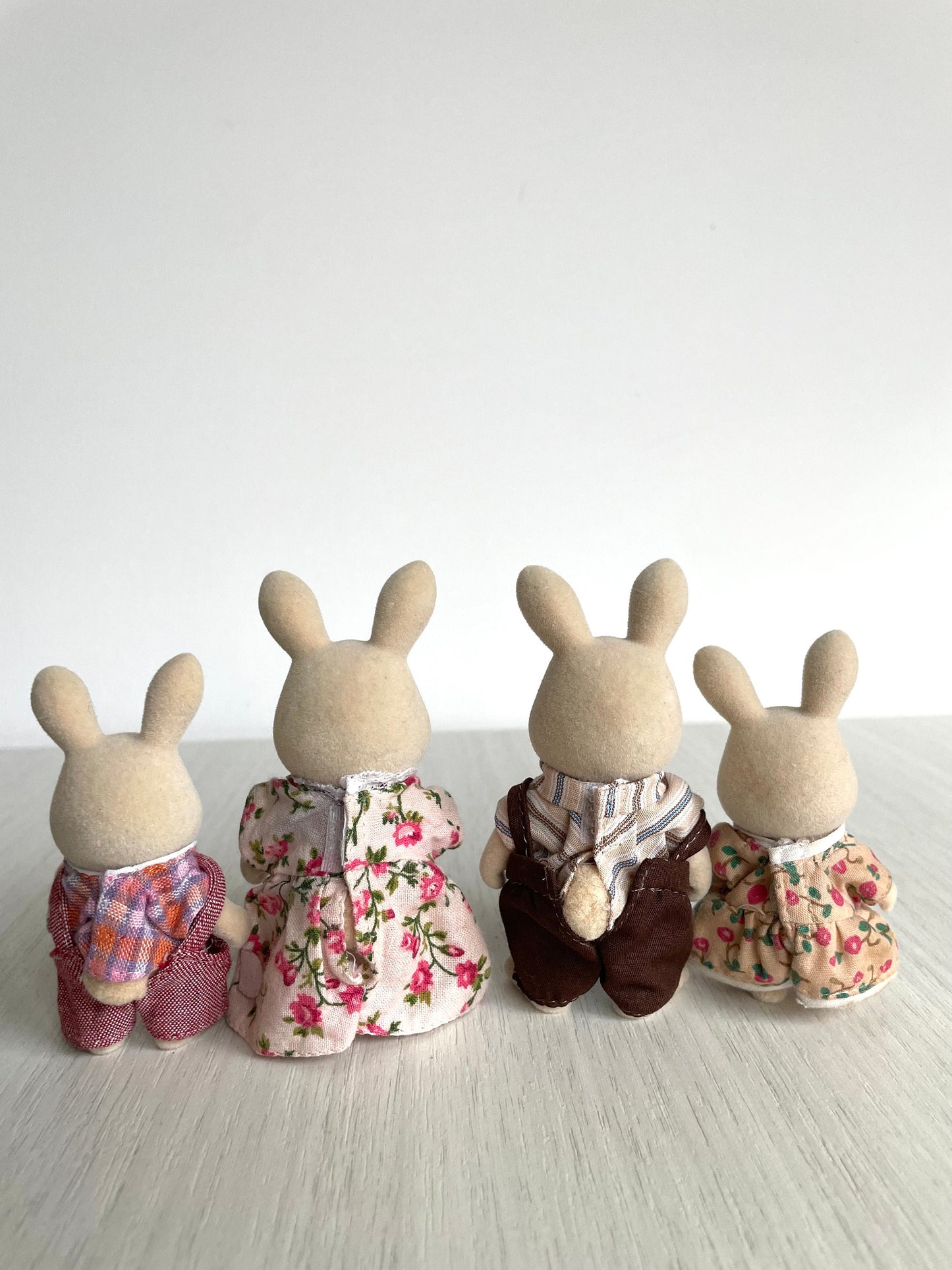 Calico Critters vintage Periwinkle Sweet Pea Rabbit Family, Perfect for Easter! Milk rabbit bunnies with fluffly tails and gripping hands — Sylvanian Families