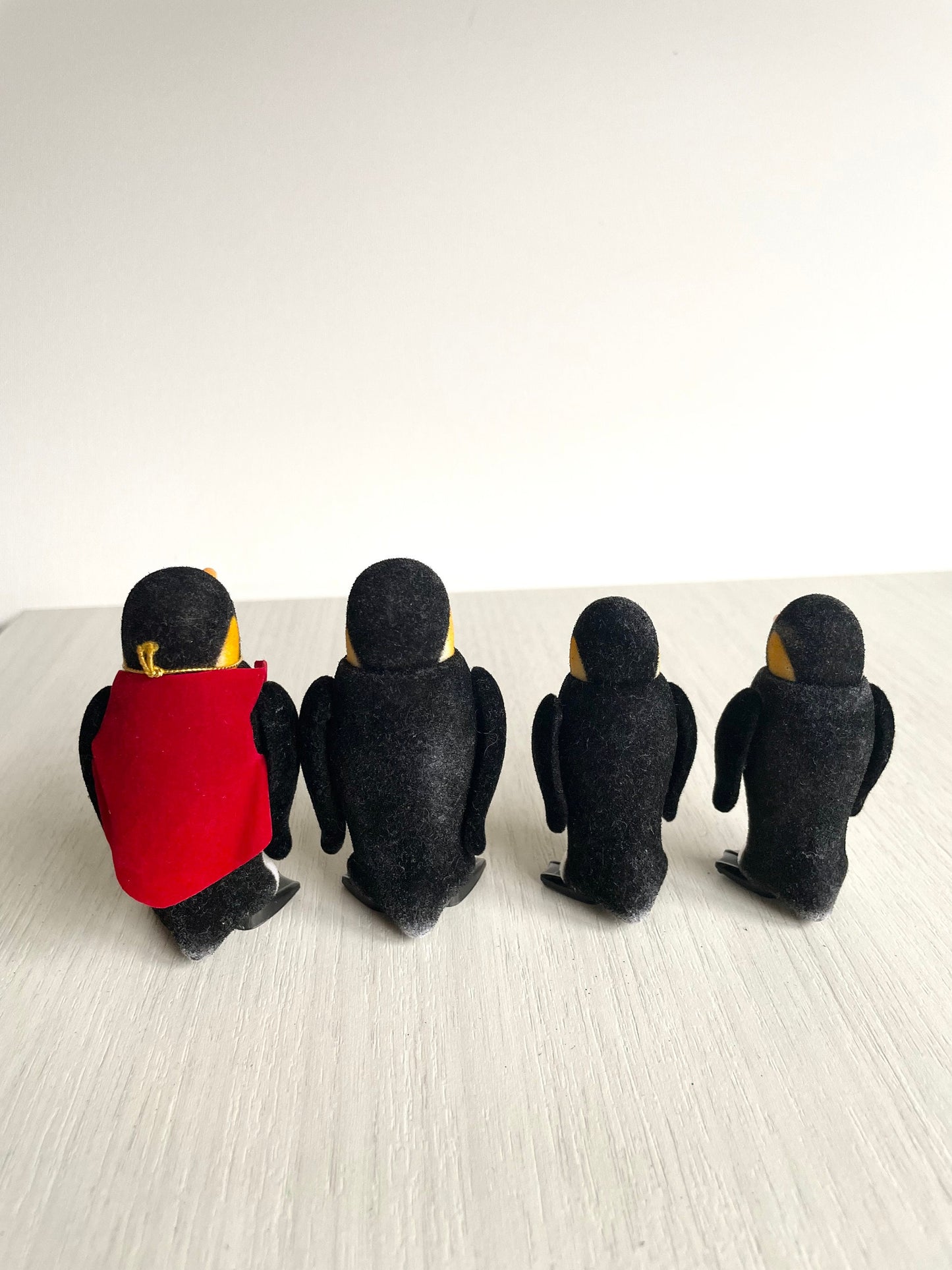 De Burg penguin parents and children — vintage Sylvanian Families / Calico Critters