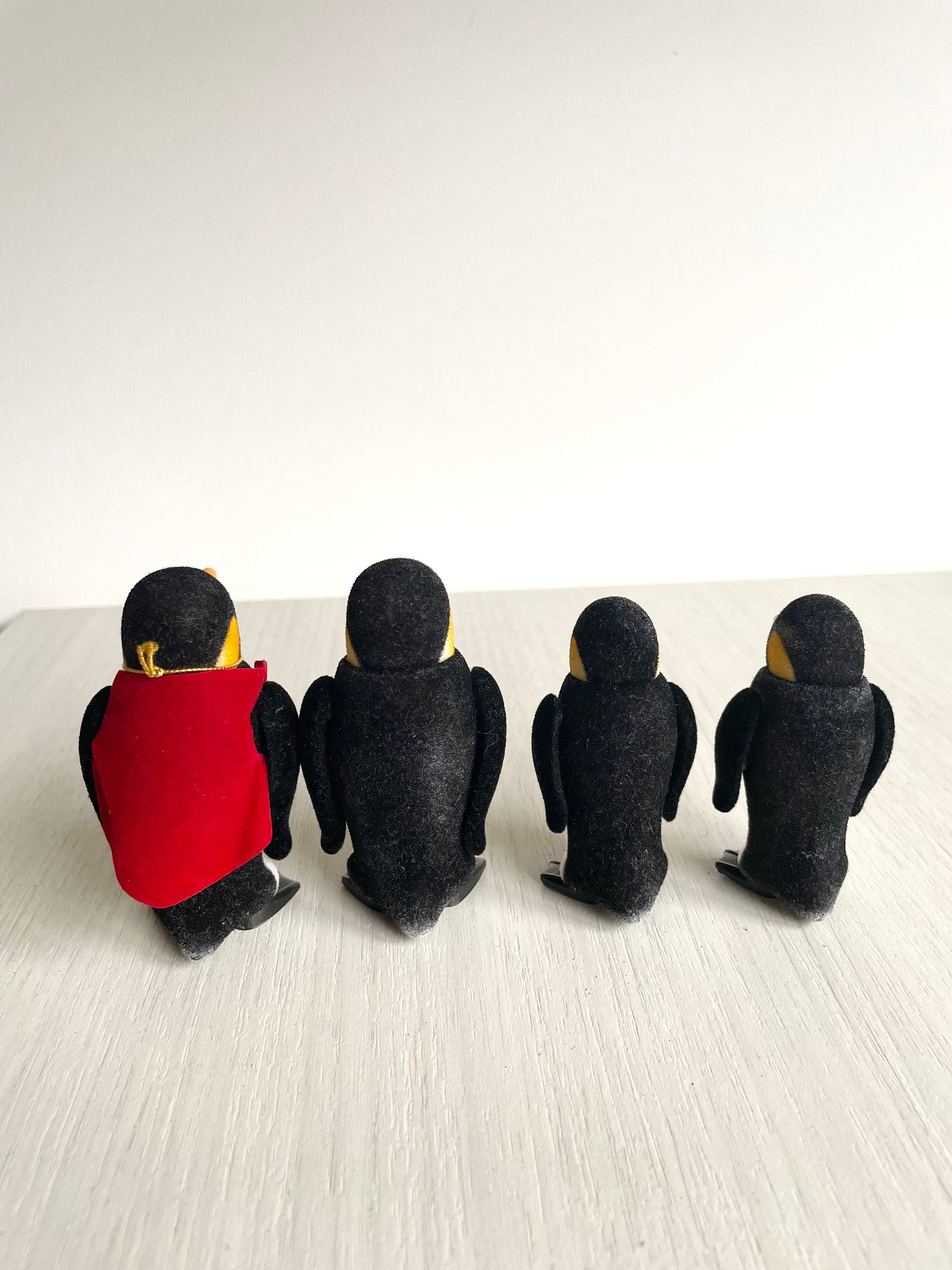 De Burg penguin parents and children — vintage Sylvanian Families / Calico Critters