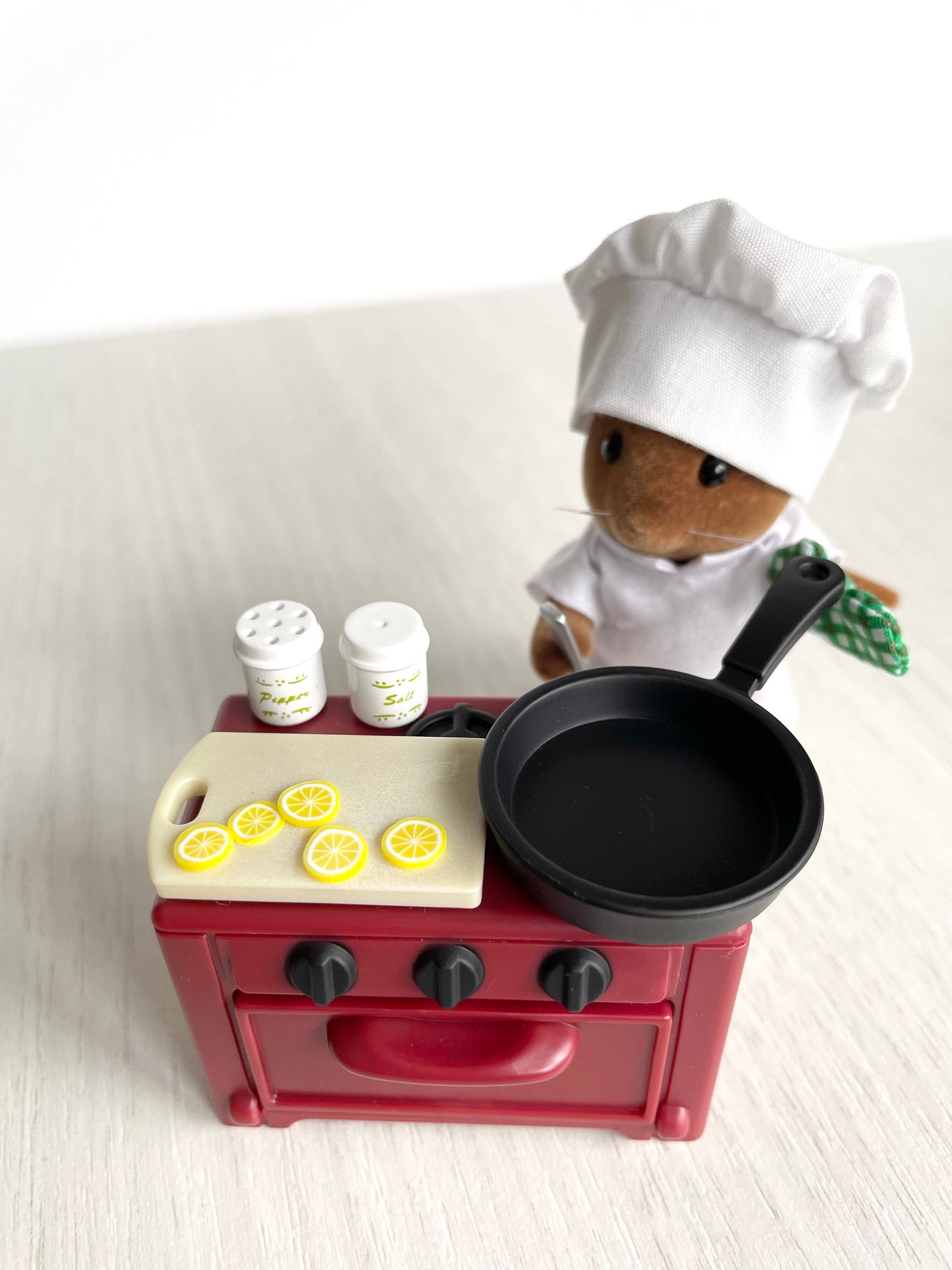 Miniature chef mouse figure with dollhouse kitchen cooking stove and frying pan with cutting board, oven mitts, salt & pepper shaker + lemon — Calico Critters / Sylvanian Families