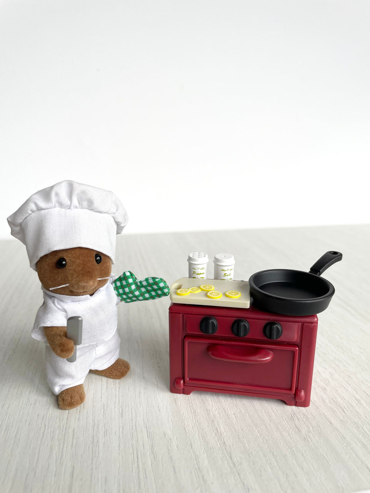Miniature chef mouse figure with dollhouse kitchen cooking stove and frying pan with cutting board, oven mitts, salt & pepper shaker + lemon. This set comes with basil holding his knife and wearing his chef outfit slicing lemons. — photo 4