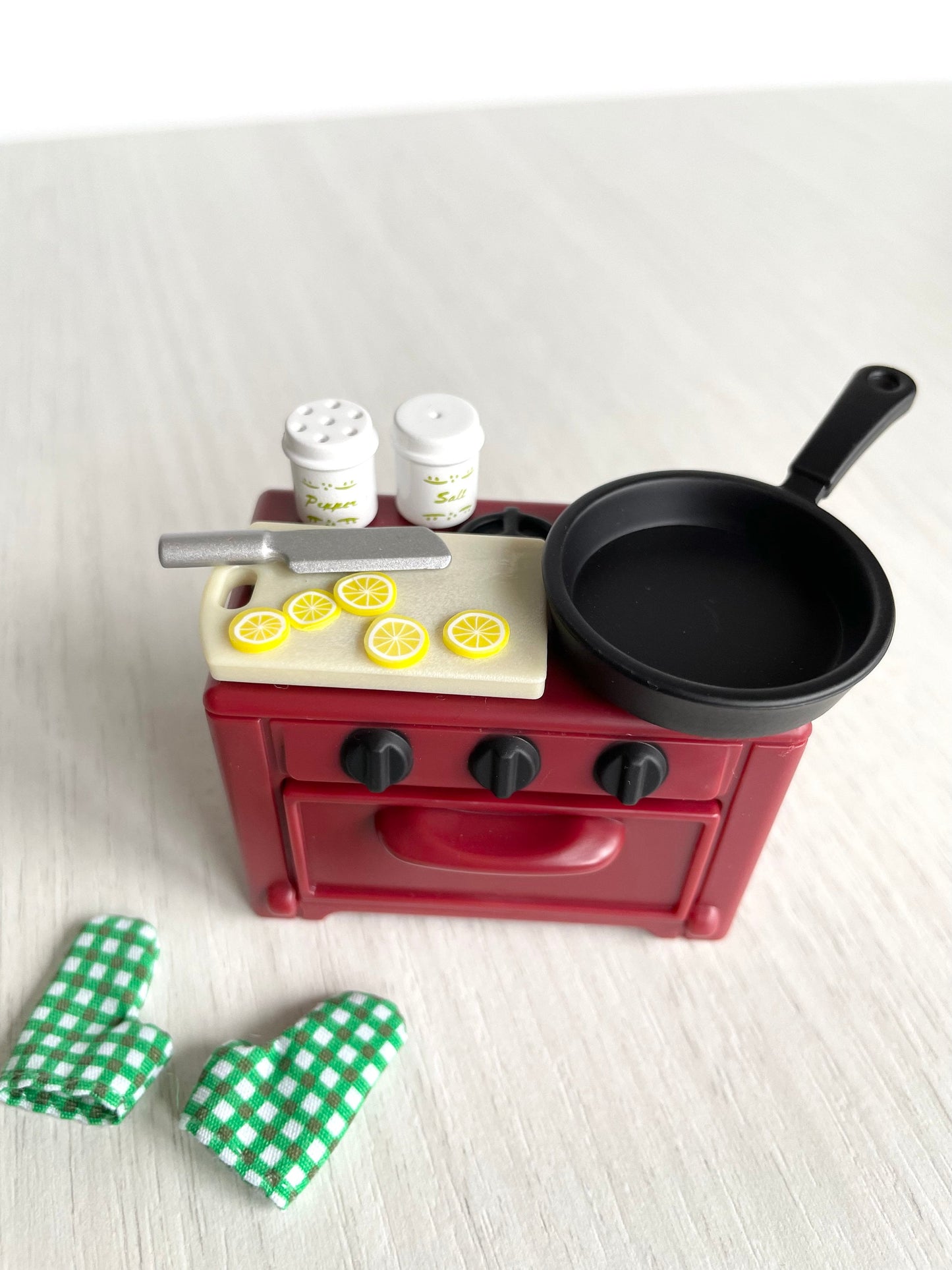 Miniature chef mouse figure with dollhouse kitchen cooking stove and frying pan with cutting board, oven mitts, salt & pepper shaker + lemon — Calico Critters / Sylvanian Families