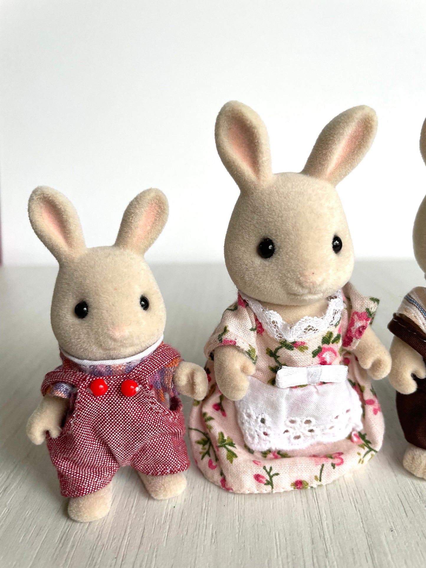 Calico Critters vintage Periwinkle Sweet Pea Rabbit Family, Perfect for Easter! Milk rabbit bunnies with fluffly tails and gripping hands — Sylvanian Families