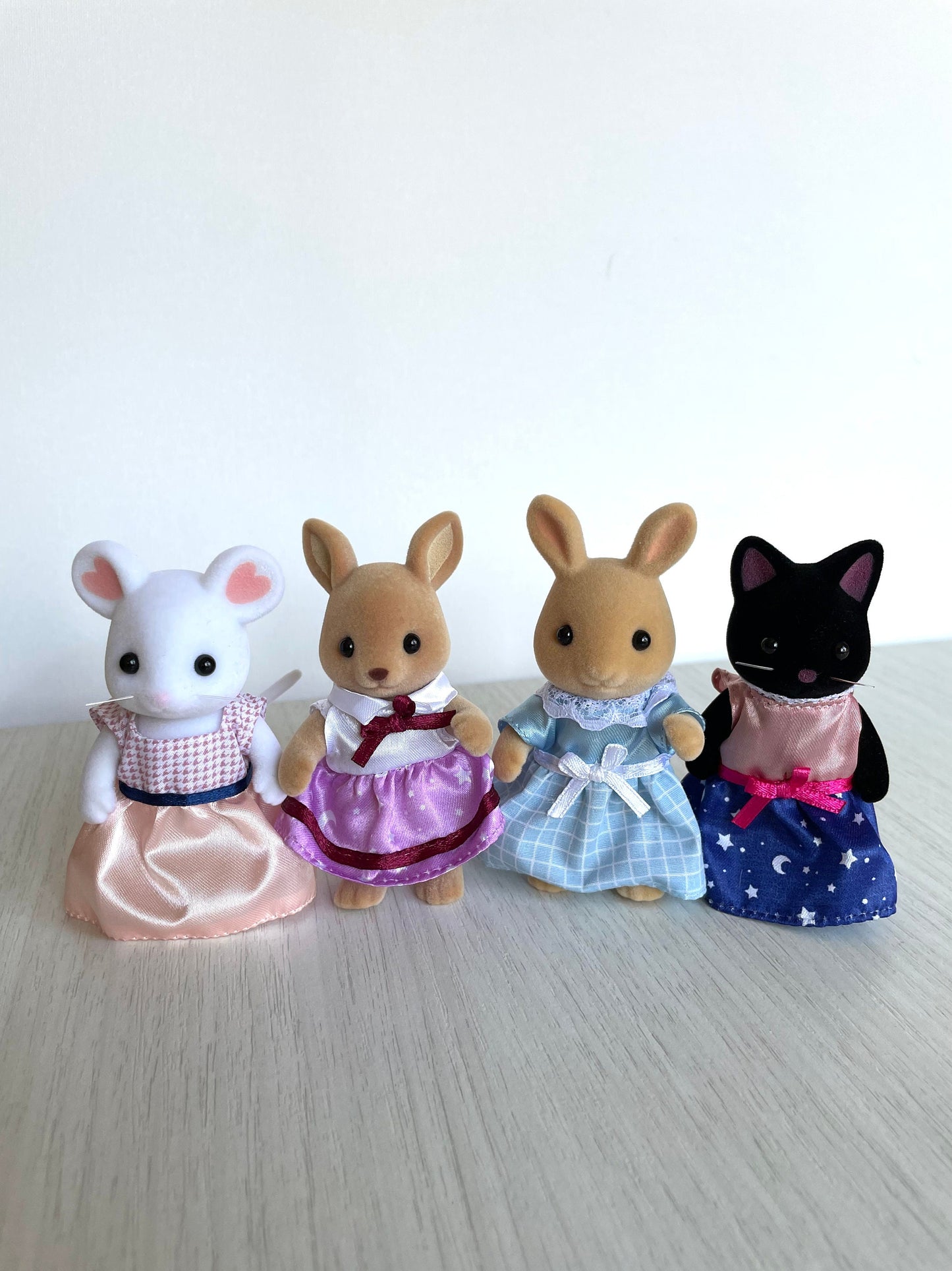 Calico Critters tea party custom set with kangaroo mom, sunny rabbit, marshmellow mouse, midnight cat, tea cups, food pastries and table — Sylvanian Families