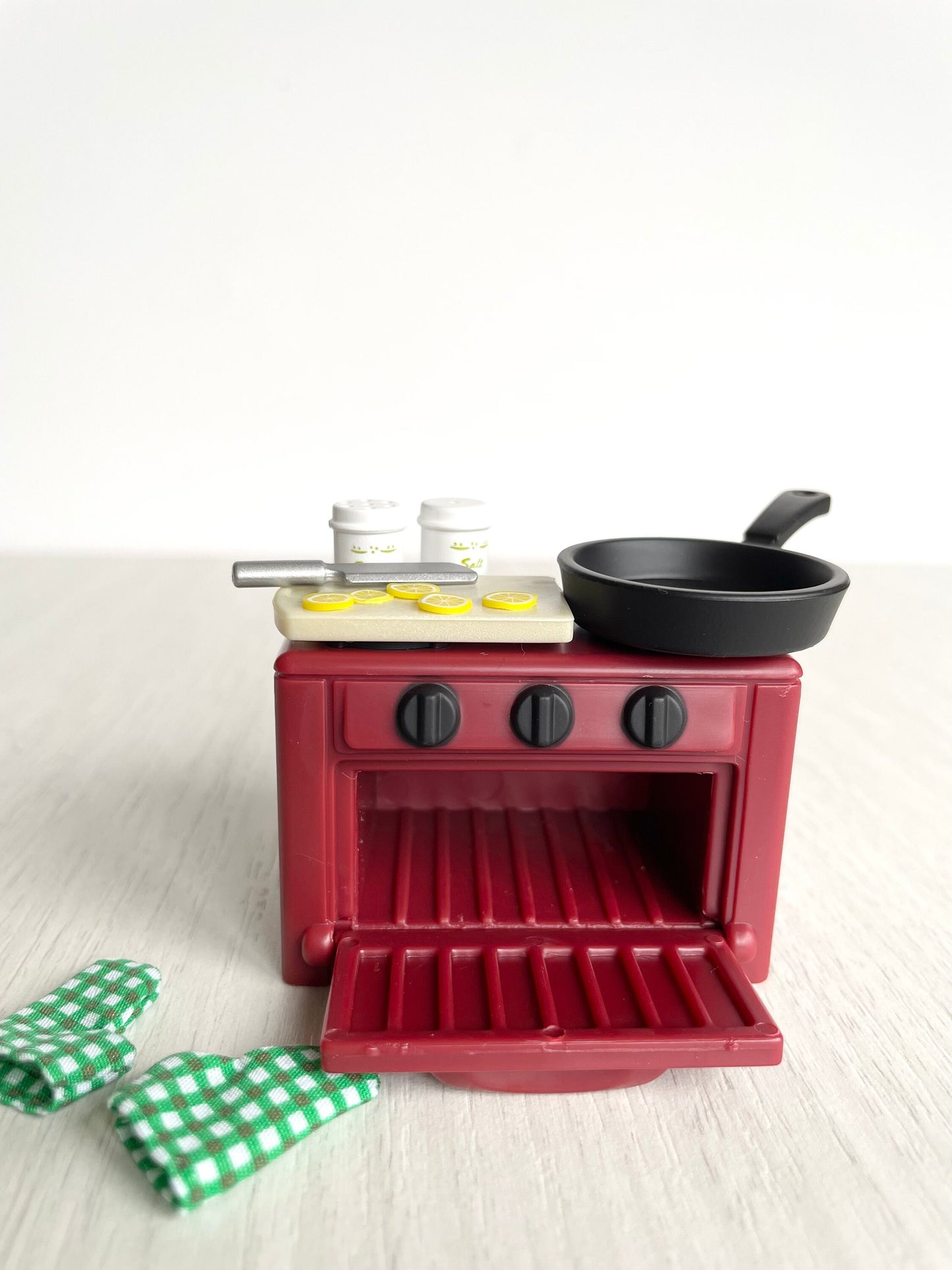 Miniature chef mouse figure with dollhouse kitchen cooking stove and frying pan with cutting board, oven mitts, salt & pepper shaker + lemon — Calico Critters / Sylvanian Families