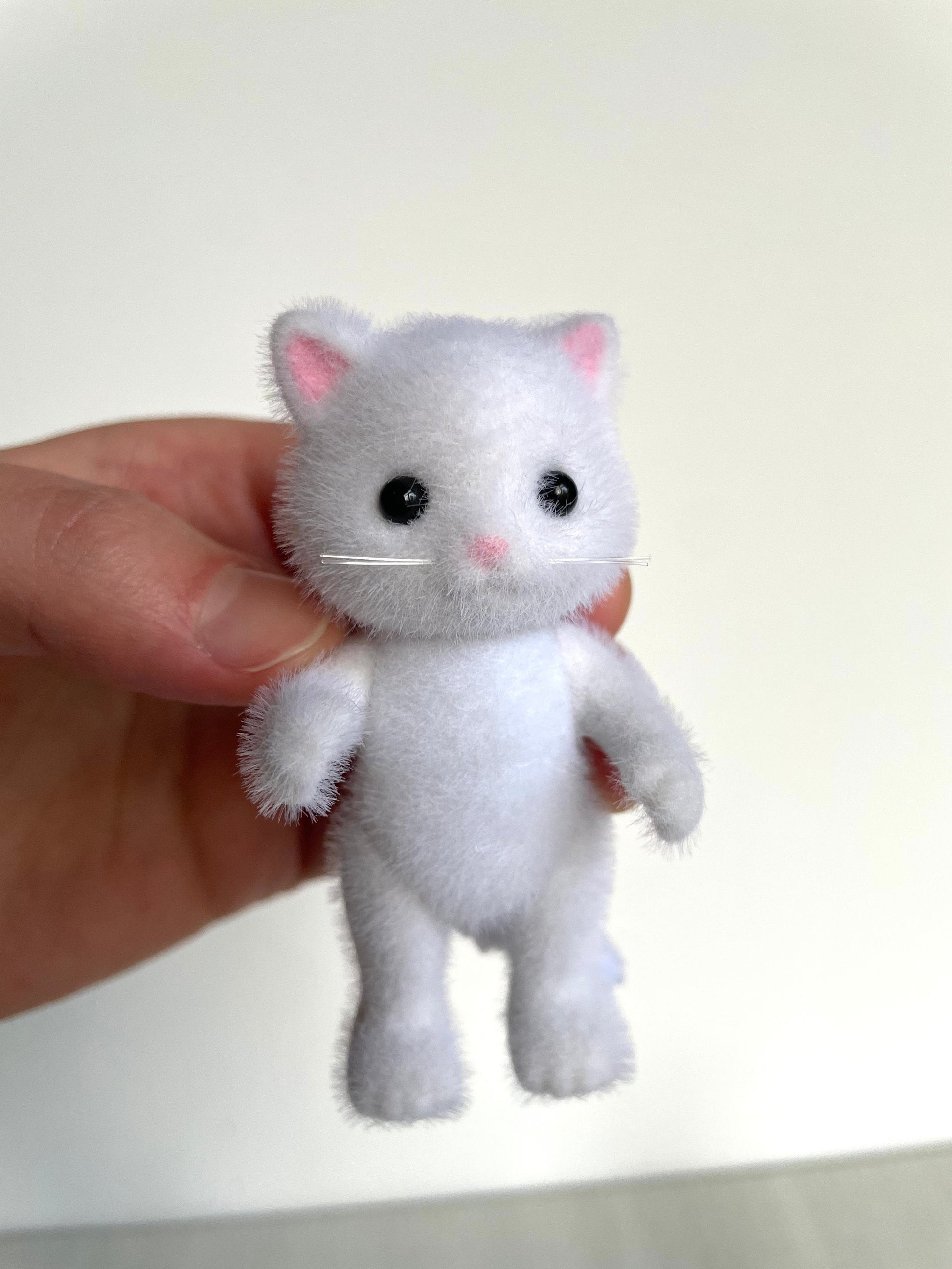 Adult white Persian cat spare critter — brand new Calico Critters / Sylvanian Families figure, naked for customizing or replacement