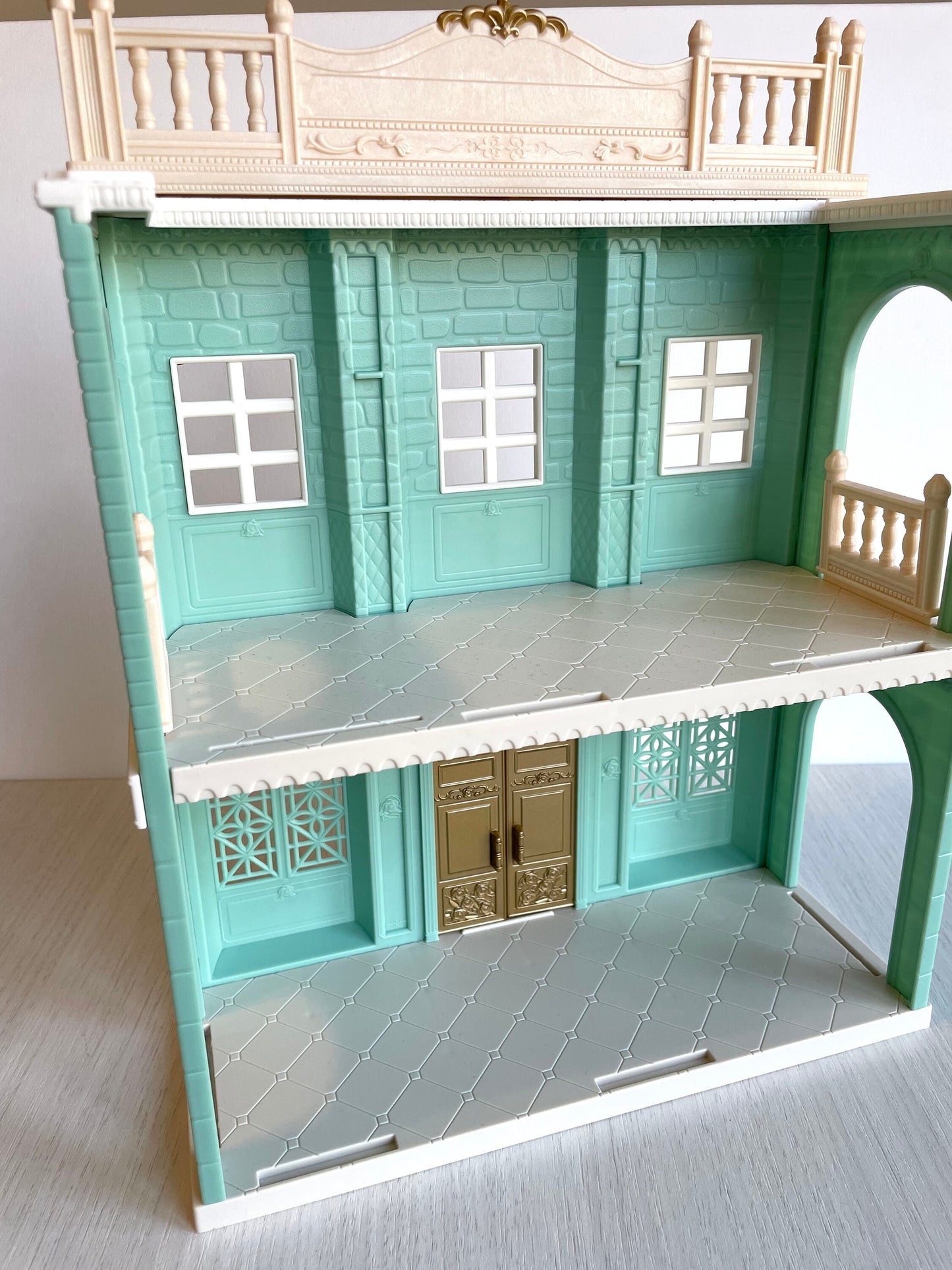 Calico Critters building with Gold door — Sylvanian Families