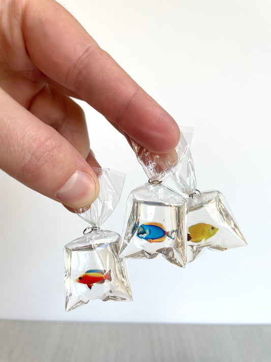 Miniature pet fish in a clear plastic bag with resin that looks like water. 1:12 scale dollhouse figurine tiny animal. Miniature fish in a clear plastic bag, perfect for dollhouse decor, DIY crafting, and Sylvanian Families scenes