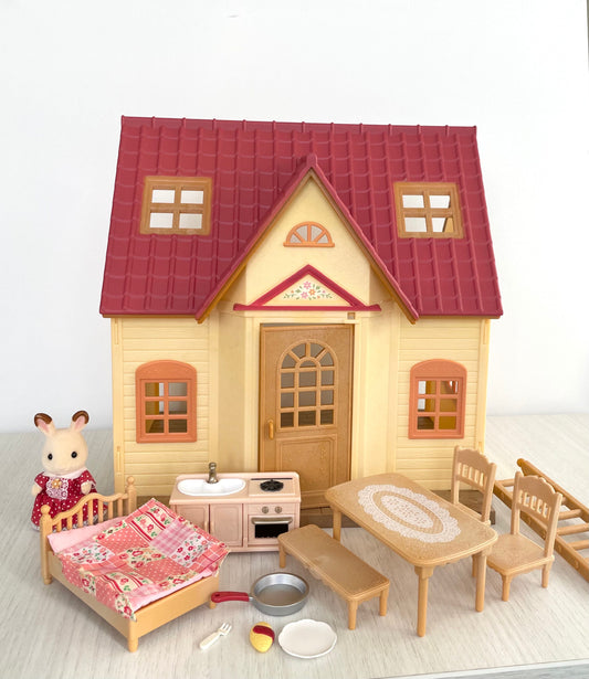 Calico Critters Original Cozy Cottage Starter Home, Sylvanian Families home complete, excellent condition and with original box from Japan.