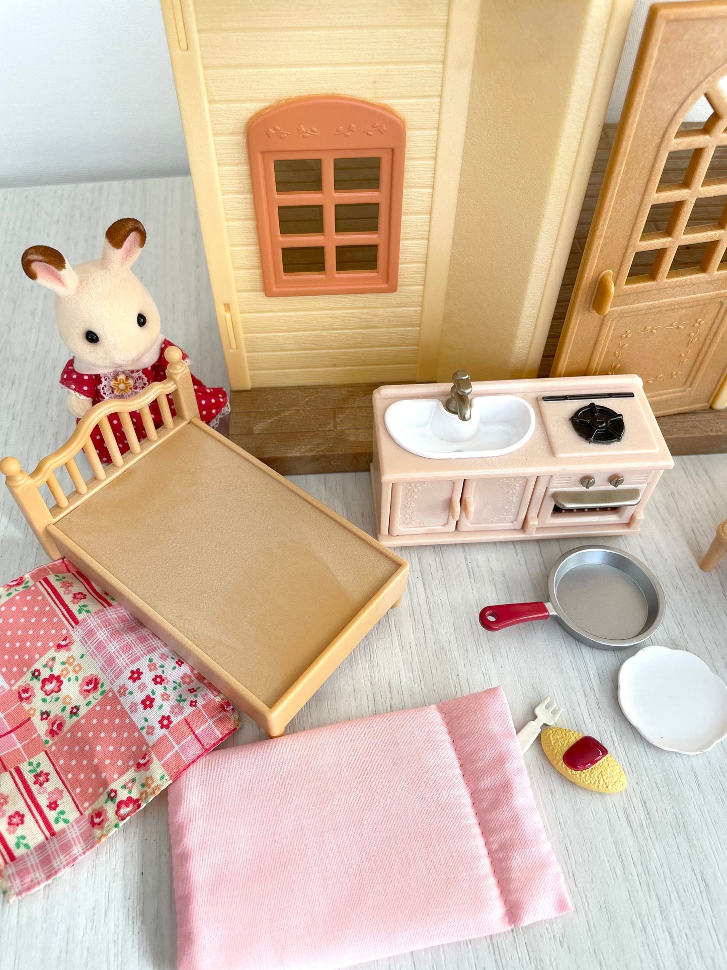 Calico Critters Original Cozy Cottage Starter Home, Sylvanian Families home complete