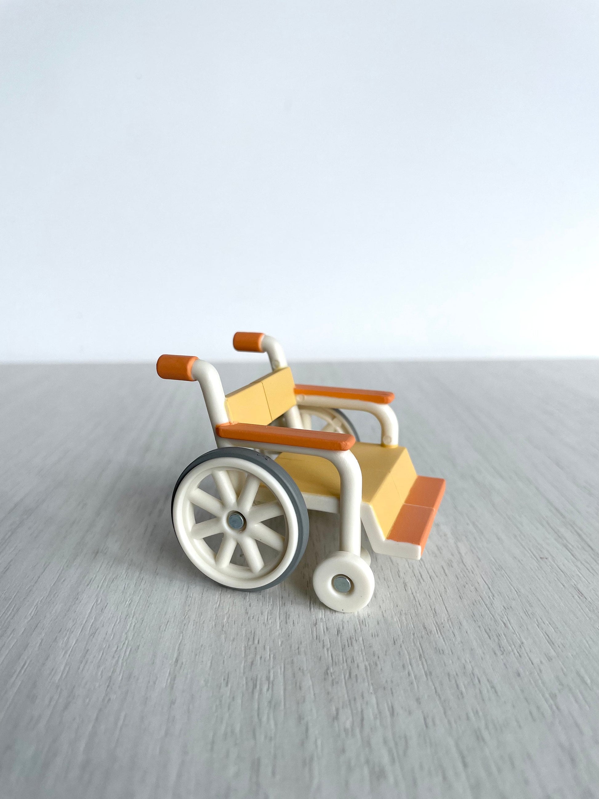 Calico Critters wheelchair: realistic accessory for imaginative play. Fits dollhouses & perfect for Critters with limited mobility. Ideal for collectors seeking spare parts or enhancing dollhouse scenes. Also works for lil woodzeez characters