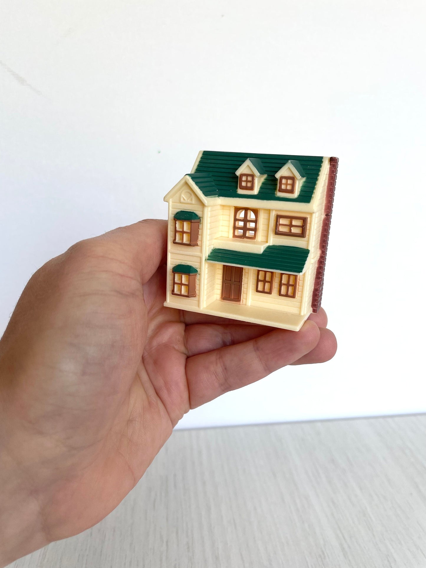 Miniature Calico Critters Oakwood Manor dollhouse, House on the Hill tiny version with little furniture pieces and white Persian cat girl — Sylvanian Families