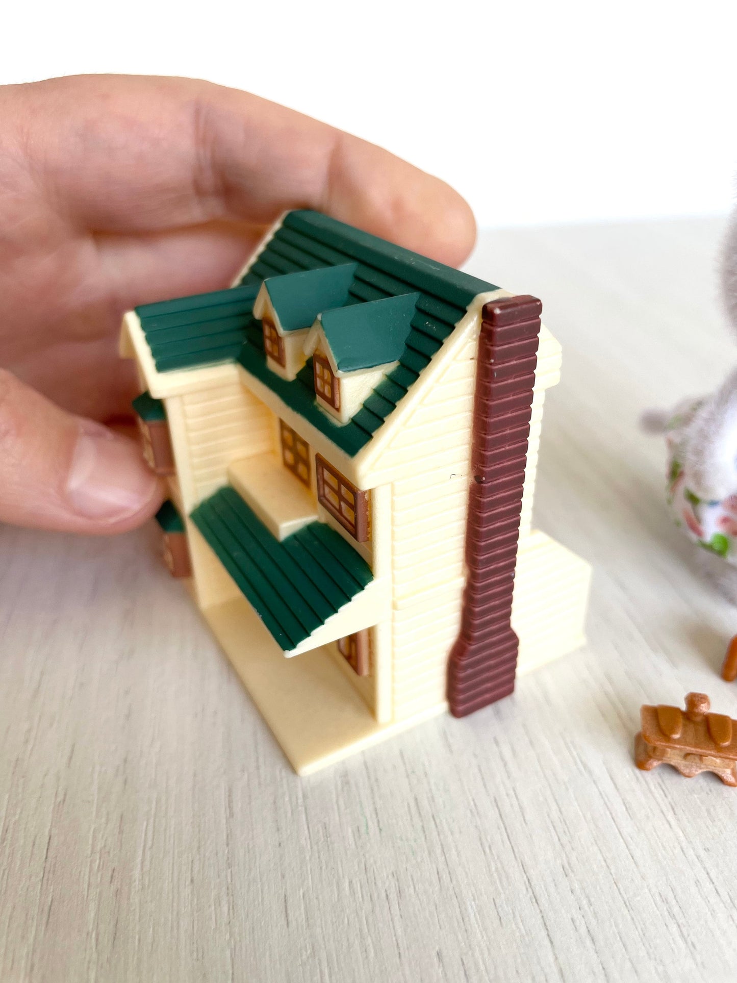 Miniature Calico Critters Oakwood Manor dollhouse, House on the Hill tiny version with little furniture pieces and white Persian cat girl — Sylvanian Families