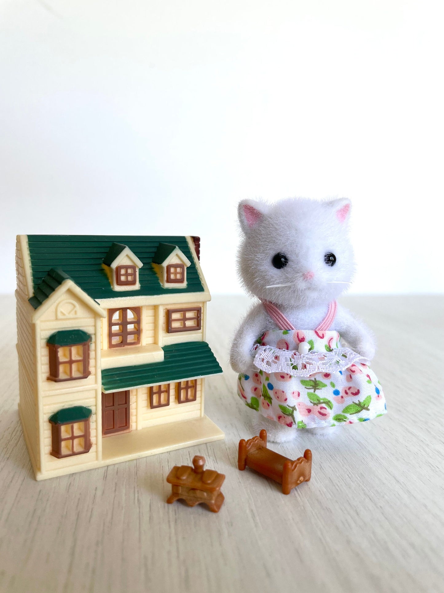 Miniature Calico Critters Oakwood Manor dollhouse, House on the Hill tiny version with little furniture pieces and white Persian cat girl — Sylvanian Families